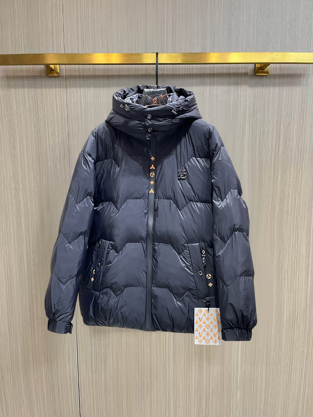 NO:653583,LV three-standard complete ss new winter down jacket, the new product on the show is in perfect condition, comfortable and warm, the color is full and attractive, the very outstanding design can easily enhance the fashion sense, the workmanship is extremely sophisticated and rigorous, and the wiring is neat and meticulous!  A masterpiece from a famous designer!  The upper body does not look bloated and is super handsome!  Available sizes M ~ XXXL,,louis vuitton,jackets & coats,down jacket,alexander wang19860909LV 三标齐全 ss冬季新款羽绒棉服外套,秀场新品品相非常完美,舒适保暖,色泽饱满诱人,非常出彩的设计,轻松将时髦感进阶,做工极为考究严谨,走线工整细致！大牌设计师巨作！上身不显臃肿、超级帅气！现货码数M ～ XXXL,,louis vuitton,jackets & coats,down jacket,alexander wang,Men's clothing
