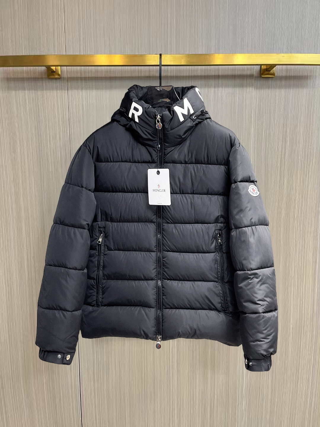 NO:653681,Mengkou, complete with three standards, ss new winter down jacket, the new product on the show is in perfect condition, comfortable and warm, the color is full and attractive, the very outstanding design can easily enhance the fashion sense, the workmanship is extremely sophisticated and rigorous, and the wiring is neat and meticulous!  A masterpiece from a famous designer!  The upper body does not look bloated and is super handsome!  Available sizes M ~ XXXL,,Moncler,jackets & coats,down jacket,alexander wang19860909蒙口 三标齐全 ss冬季新款羽绒棉服外套,秀场新品品相非常完美,舒适保暖,色泽饱满诱人,非常出彩的设计,轻松将时髦感进阶,做工极为考究严谨,走线工整细致！大牌设计师巨作！上身不显臃肿、超级帅气！现货码数M ～ XXXL,,Moncler,jackets & coats,down jacket,alexander wang,Men's clothing