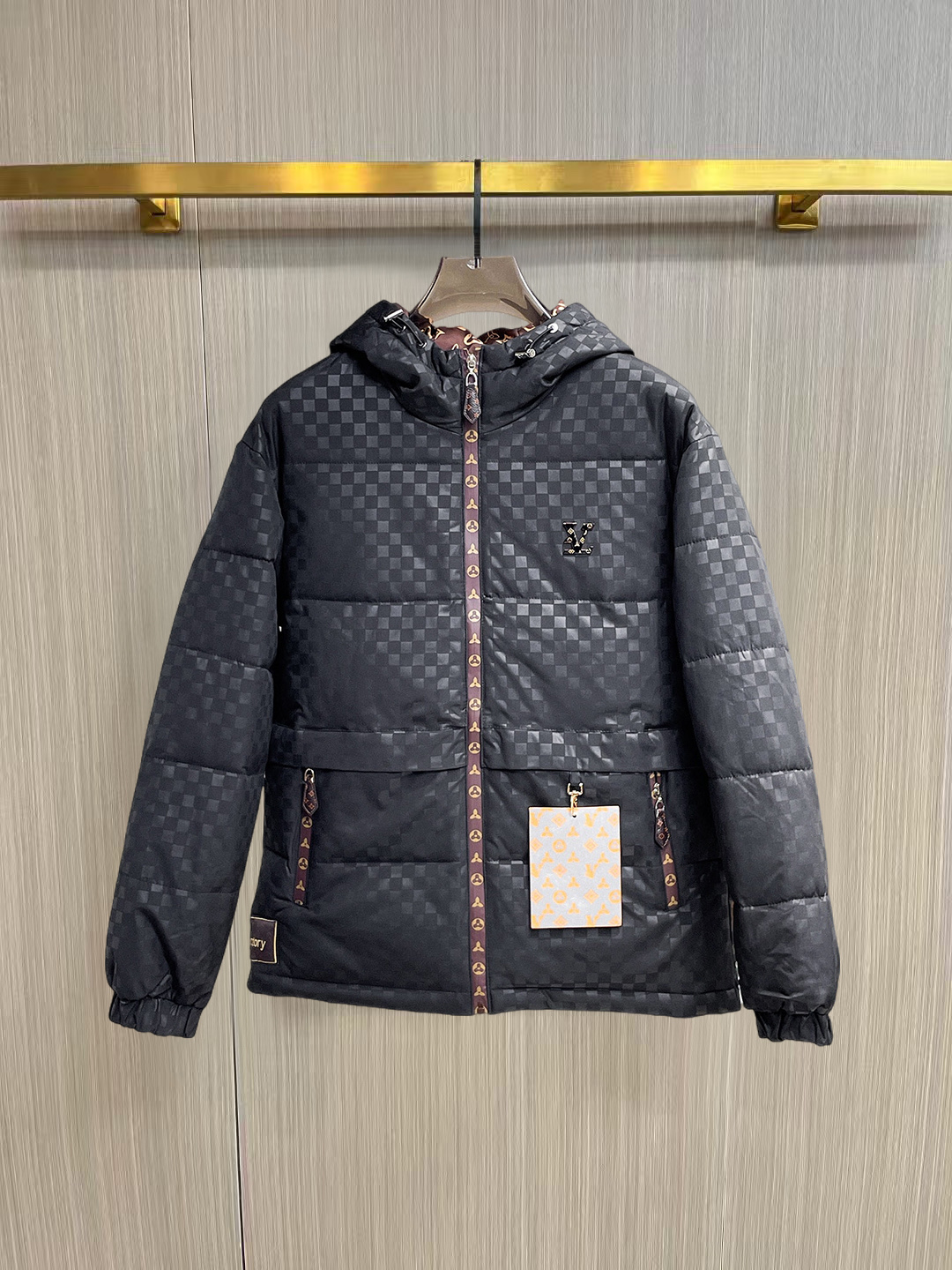 NO:653688,LV three-standard complete ss new winter down jacket, the new product on the show is in perfect condition, comfortable and warm, the color is full and attractive, the very outstanding design can easily enhance the fashion sense, the workmanship is extremely sophisticated and rigorous, and the wiring is neat and meticulous!  A masterpiece from a famous designer!  The upper body does not look bloated and is super handsome!  Available sizes M ~ XXXL,,louis vuitton,jackets & coats,down jacket,alexander wang19860909LV 三标齐全 ss冬季新款羽绒棉服外套,秀场新品品相非常完美,舒适保暖,色泽饱满诱人,非常出彩的设计,轻松将时髦感进阶,做工极为考究严谨,走线工整细致！大牌设计师巨作！上身不显臃肿、超级帅气！现货码数M ～ XXXL,,louis vuitton,jackets & coats,down jacket,alexander wang,Men's clothing