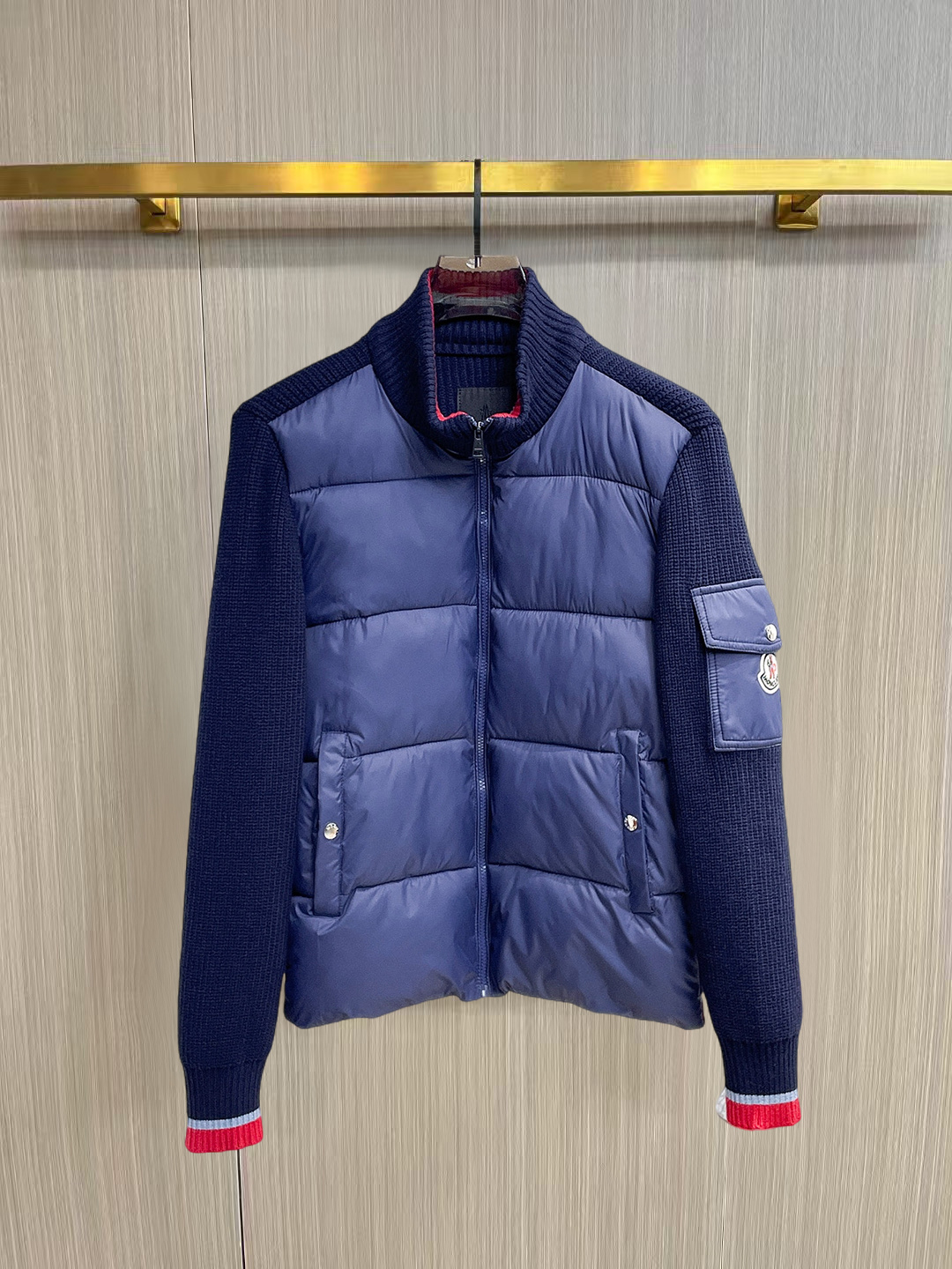 NO:653700,Mengkou, complete with three standards, ss new winter down jacket, the new product on the show is in perfect condition, comfortable and warm, the color is full and attractive, the very outstanding design can easily enhance the fashion sense, the workmanship is extremely sophisticated and rigorous, and the wiring is neat and meticulous!  A masterpiece from a famous designer!  The upper body does not look bloated and is super handsome!  Available sizes M ~ XXXL,,Moncler,jackets & coats,down jacket,alexander wang19860909蒙口 三标齐全 ss冬季新款羽绒棉服外套,秀场新品品相非常完美,舒适保暖,色泽饱满诱人,非常出彩的设计,轻松将时髦感进阶,做工极为考究严谨,走线工整细致！大牌设计师巨作！上身不显臃肿、超级帅气！现货码数M ～ XXXL,,Moncler,jackets & coats,down jacket,alexander wang,Men's clothing
