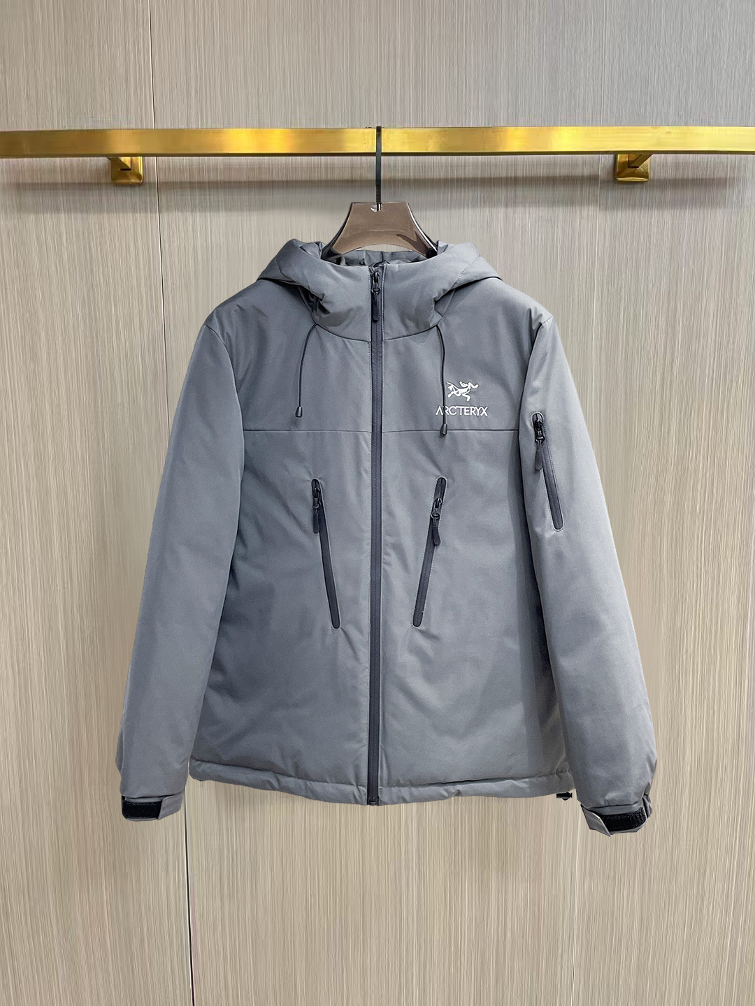 NO:653640,Arc'teryx ss winter new fashion top down jacket is filled with imported down, the highest quality on the market, imported fabrics, the highest lining standards, no down, all accessories and hardware are custom-made from the original factory, 10 years of focus on clothing production, ensuring the smoothness of each piece of clothing, the Rolls Royce of down jackets. Sizes M-L-XL-2XL-3XL, arc'teryx, down jacket, alexander wang19860909始祖鸟 ss冬季新品时尚顶级羽绒服 填充进口羽绒朵,市面最高品质,进口面料,里布最高标准,绝不跑绒,辅料五金全部原厂定做,10年专注服装生产,保证每件衣服的平整性,羽绒服界的劳斯莱斯 尺码M-L-XL-2XL-3XL,arc'teryx,down jacket,alexander wang,Men's clothing