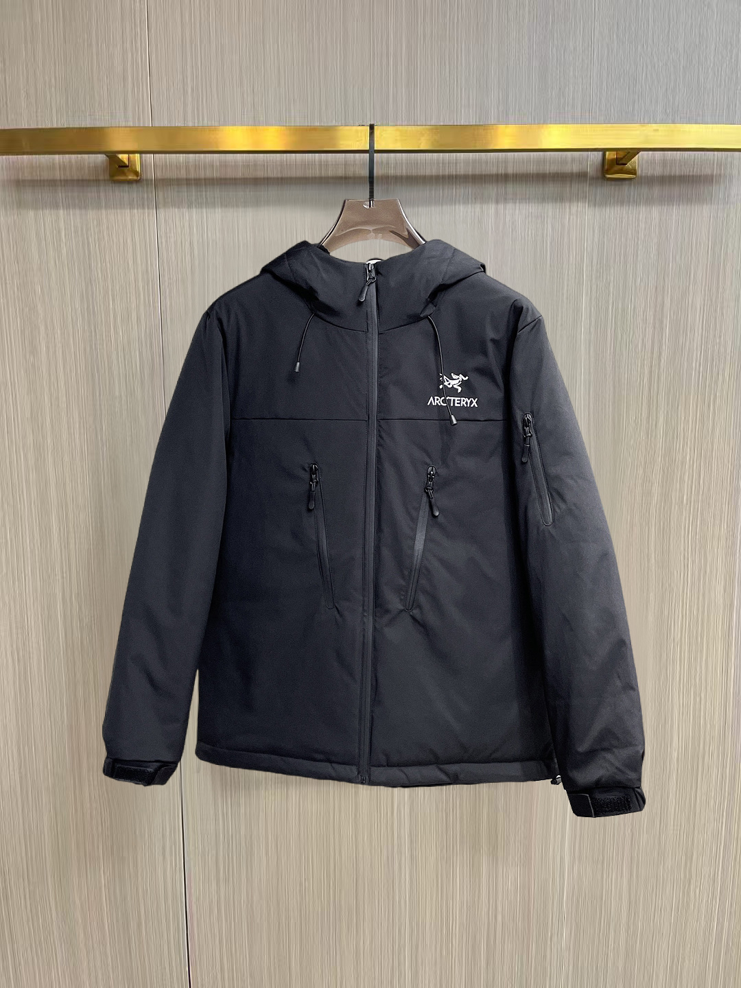 NO:653632,Arc'teryx ss winter new fashion top down jacket is filled with imported down, the highest quality on the market, imported fabrics, the highest lining standards, no down, all accessories and hardware are custom-made from the original factory, 10 years of focus on clothing production, ensuring the smoothness of each piece of clothing, the Rolls Royce of down jackets. Sizes M-L-XL-2XL-3XL, arc'teryx, down jacket, alexander wang19860909始祖鸟 ss冬季新品时尚顶级羽绒服 填充进口羽绒朵,市面最高品质,进口面料,里布最高标准,绝不跑绒,辅料五金全部原厂定做,10年专注服装生产,保证每件衣服的平整性,羽绒服界的劳斯莱斯 尺码M-L-XL-2XL-3XL,arc'teryx,down jacket,alexander wang,Men's clothing