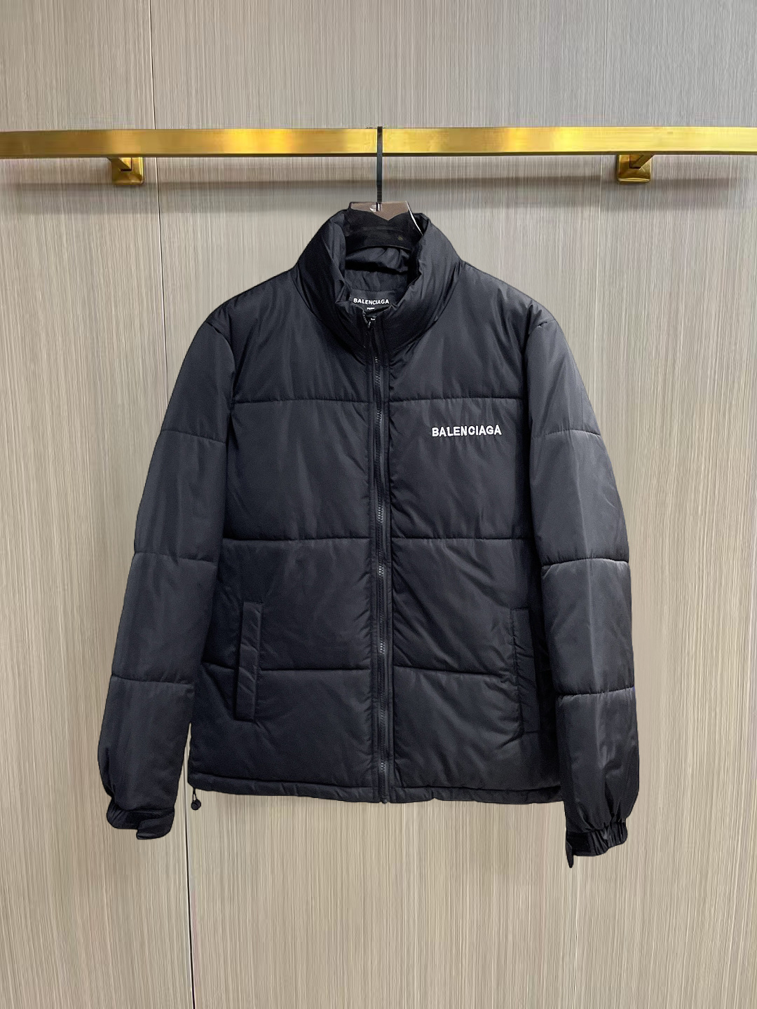 NO:653707,Balenciaga's three-standard complete ss new winter down jacket, the new product on the show is in perfect condition, comfortable and warm, the color is full and attractive, the design is very brilliant, it can easily enhance the sense of fashion, the workmanship is extremely sophisticated and rigorous, and the wiring is neat and meticulous!  A masterpiece from a famous designer!  The upper body does not look bloated and is super handsome!  Available sizes M ~ XXXL,,balenciaga,jackets & coats,down jacket,alexander wang19860909巴黎世家 三标齐全 ss冬季新款羽绒棉服外套,秀场新品品相非常完美,舒适保暖,色泽饱满诱人,非常出彩的设计,轻松将时髦感进阶,做工极为考究严谨,走线工整细致！大牌设计师巨作！上身不显臃肿、超级帅气！现货码数M ～ XXXL,,balenciaga,jackets & coats,down jacket,alexander wang,Men's clothing