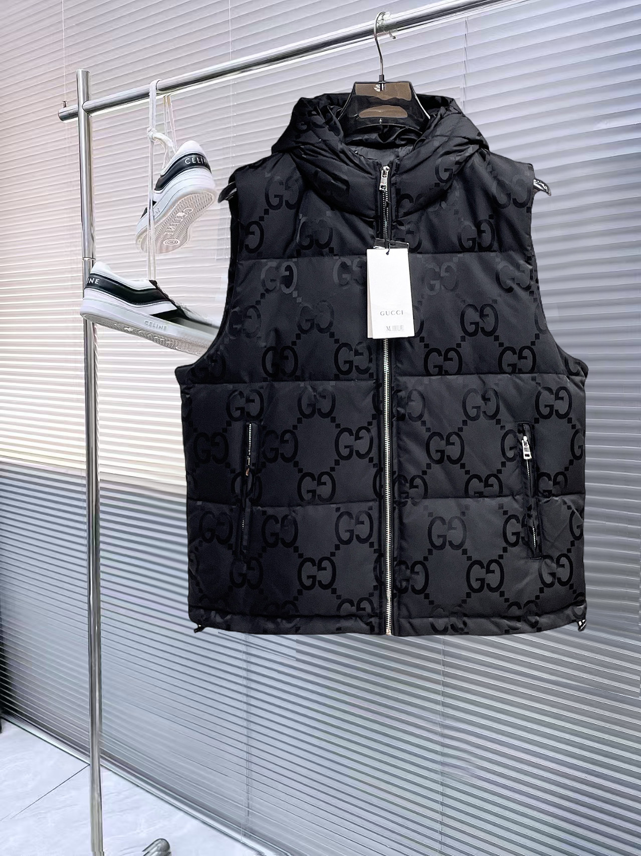 NO:727916,Support replacement after the year!  Gucci 2025 Autumn and Winter New Style (Down Vest) Original 1:1 Customized Hardware Accessories All Imported Original Customization Welcome to compare at the counter Absolutely high quality Made of top 90 white duck down Super soft Filled with fluffy and full feathers Super heavy fabrics with perfect workmanship Note that the fabric is super comfortable Exclusive model Non-market goods Same size for men and women M~3XL,, down jacket,19860909支持年后退换！ 古奇 2025秋冬新款（羽绒马甲）原版1:1订制五金配件全进口原版定制 欢迎专柜对比 绝对的高品质 采用顶级90白鸭绒 超柔软 充羽量蓬松饱满 超级重面料做工杠杠的版型完美 注意面料超舒服 独家款 非市场货 男女同款尺码M~3XL,,down jacket,,Men's clothing