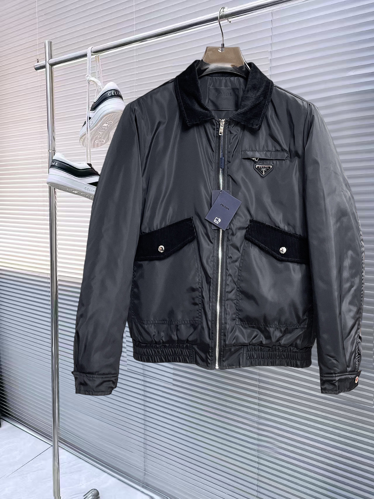 NO:727909,Support replacement after the year!  LV three-standard complete 2025ss winter new down jacket, the new product on the show is in perfect condition, comfortable and warm, the color is full and attractive, the design is very outstanding, it can easily enhance the fashion sense, the workmanship is extremely sophisticated and rigorous, and the wiring is neat and meticulous!  A masterpiece from a famous designer!  The upper body does not look bloated and is super handsome!  Available sizes M ~ XXXL,,louis vuitton,jackets & coats,down jacket,19860909支持年后退换！ LV 三标齐全 2025ss冬季新款羽绒棉服外套,秀场新品品相非常完美,舒适保暖,色泽饱满诱人,非常出彩的设计,轻松将时髦感进阶,做工极为考究严谨,走线工整细致！大牌设计师巨作！上身不显臃肿、超级帅气！现货码数M ～ XXXL,,louis vuitton,jackets & coats,down jacket,,Men's clothing