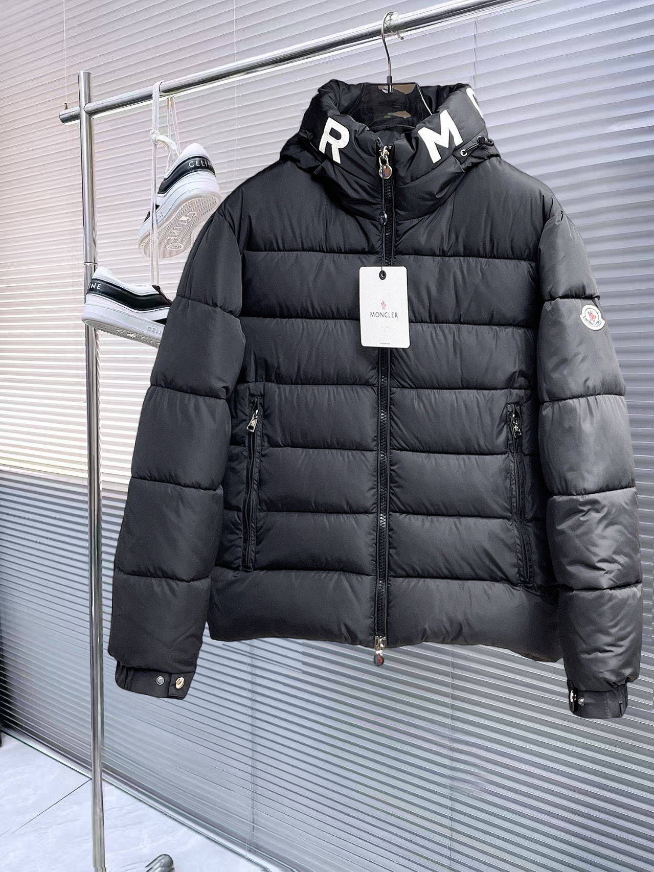 NO:727903,Support replacement after the year!  Mengkou, complete with three standards, 2025ss new winter down jacket, the new product in the show is in perfect condition, comfortable and warm, the color is full and attractive, the very outstanding design can easily enhance the fashion sense, the workmanship is extremely sophisticated and rigorous, and the wiring is neat and meticulous!  A masterpiece from a famous designer!  The upper body does not look bloated and is super handsome!  Available sizes M ~ XXXL,,Moncler,jackets & coats,down jacket,19860909支持年后退换！ 蒙口 三标齐全 2025ss冬季新款羽绒棉服外套,秀场新品品相非常完美,舒适保暖,色泽饱满诱人,非常出彩的设计,轻松将时髦感进阶,做工极为考究严谨,走线工整细致！大牌设计师巨作！上身不显臃肿、超级帅气！现货码数M ～ XXXL,,Moncler,jackets & coats,down jacket,,Men's clothing