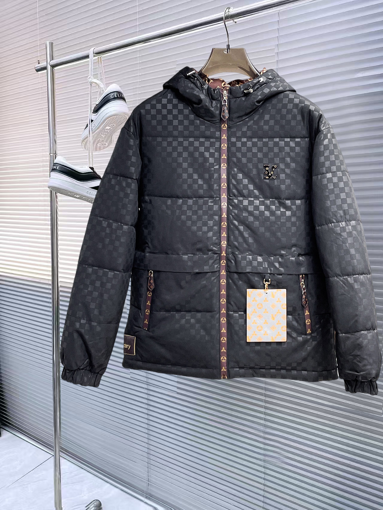 NO:727896,Support replacement after the year!  LV three-standard complete 2025ss winter new down jacket, the new product on the show is in perfect condition, comfortable and warm, the color is full and attractive, the design is very outstanding, it can easily enhance the fashion sense, the workmanship is extremely sophisticated and rigorous, and the wiring is neat and meticulous!  A masterpiece from a famous designer!  The upper body does not look bloated and is super handsome!  Available sizes M ~ XXXL,,louis vuitton,jackets & coats,down jacket,19860909支持年后退换！ LV 三标齐全 2025ss冬季新款羽绒棉服外套,秀场新品品相非常完美,舒适保暖,色泽饱满诱人,非常出彩的设计,轻松将时髦感进阶,做工极为考究严谨,走线工整细致！大牌设计师巨作！上身不显臃肿、超级帅气！现货码数M ～ XXXL,,louis vuitton,jackets & coats,down jacket,,Men's clothing