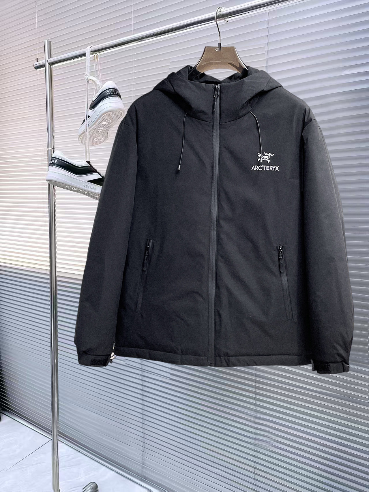 NO:727922,Support replacement after the year!  Arc'teryx's new 2025 autumn and winter down jacket. This is known as the most expensive down jacket in the world, all 90 down. With a classic logo combination, it is full of visual impact at first sight. It has better thermal insulation performance, is light and not heavy, and has good loft recovery after compression, and it can gather heat and lock in temperature!  Personalized color matching design, fresh and energetic!  There are too many versions circulating in the market. In addition to the different fabrics and workmanship, the biggest difference is that the filling is not goose down at all but feather silk or velvet, etc., and it is not easy to distinguish for those who don’t understand. In addition, the fabrics and workmanship are definitely not of the same level. In short, look for us and you will never go astray. All the exclusive full colors are purchased from genuine development. If you understand the quality of our down jackets, you can safely recommend it with your eyes closed. The three standards are complete!  Uniform series for men and women!  Size M-3XL. Maximum wear capacity is 195 pounds., arc'teryx, down jacket,19860909支持年后退换！ 始祖鸟 2025秋冬新款羽绒服.这款号称羽绒服届最贵的,全部90绒的.带着经典的Logo组合搭配,第一眼看到就是满满的视觉冲击,保暖性能更出色,轻便不厚重,且压缩后的蓬松度恢复性好,聚热锁温！个性的拼色设计,清新有活力！市面流通的版本实在太多了,除了面料做工不同外,最大的区别就是填充物根本不是鹅绒而是羽丝或手感绒等等,而不懂的根本不容易区分.另外面料和做工也绝对不是一个级别,总之认准我们,让你绝对不跑偏,独家全色全部购入正版开发,懂我们家羽绒服质量的,完全可以放心闭眼推.三标齐全！男女同款系列！码数M-3XL.最大穿到195斤.,arc'teryx,down jacket,,Men's clothing