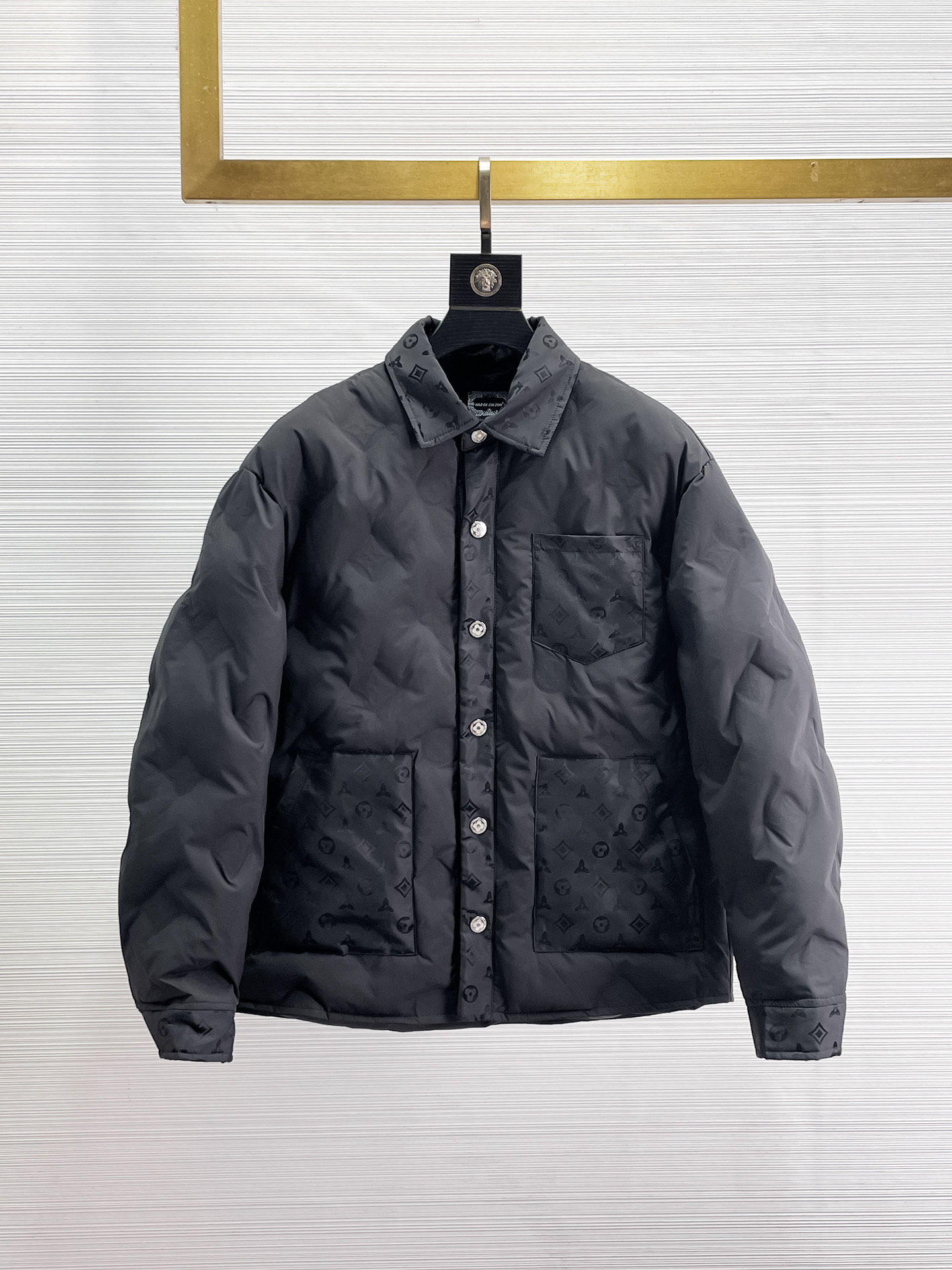 NO:655960,LV three-standard complete 2025ss winter new down jacket, the new product on the show is in perfect condition, comfortable and warm, the color is full and attractive, the design is very outstanding, it can easily enhance the fashion sense, the workmanship is extremely sophisticated and rigorous, and the wiring is neat and meticulous!  A masterpiece from a famous designer!  The upper body does not look bloated and is super handsome!  Available sizes M ~ XXXL,,louis vuitton,jackets & coats,down jacket,alexander wang19860909LV 三标齐全 2025ss冬季新款羽绒棉服外套,秀场新品品相非常完美,舒适保暖,色泽饱满诱人,非常出彩的设计,轻松将时髦感进阶,做工极为考究严谨,走线工整细致！大牌设计师巨作！上身不显臃肿、超级帅气！现货码数M ～ XXXL,,louis vuitton,jackets & coats,down jacket,alexander wang,Men's clothing