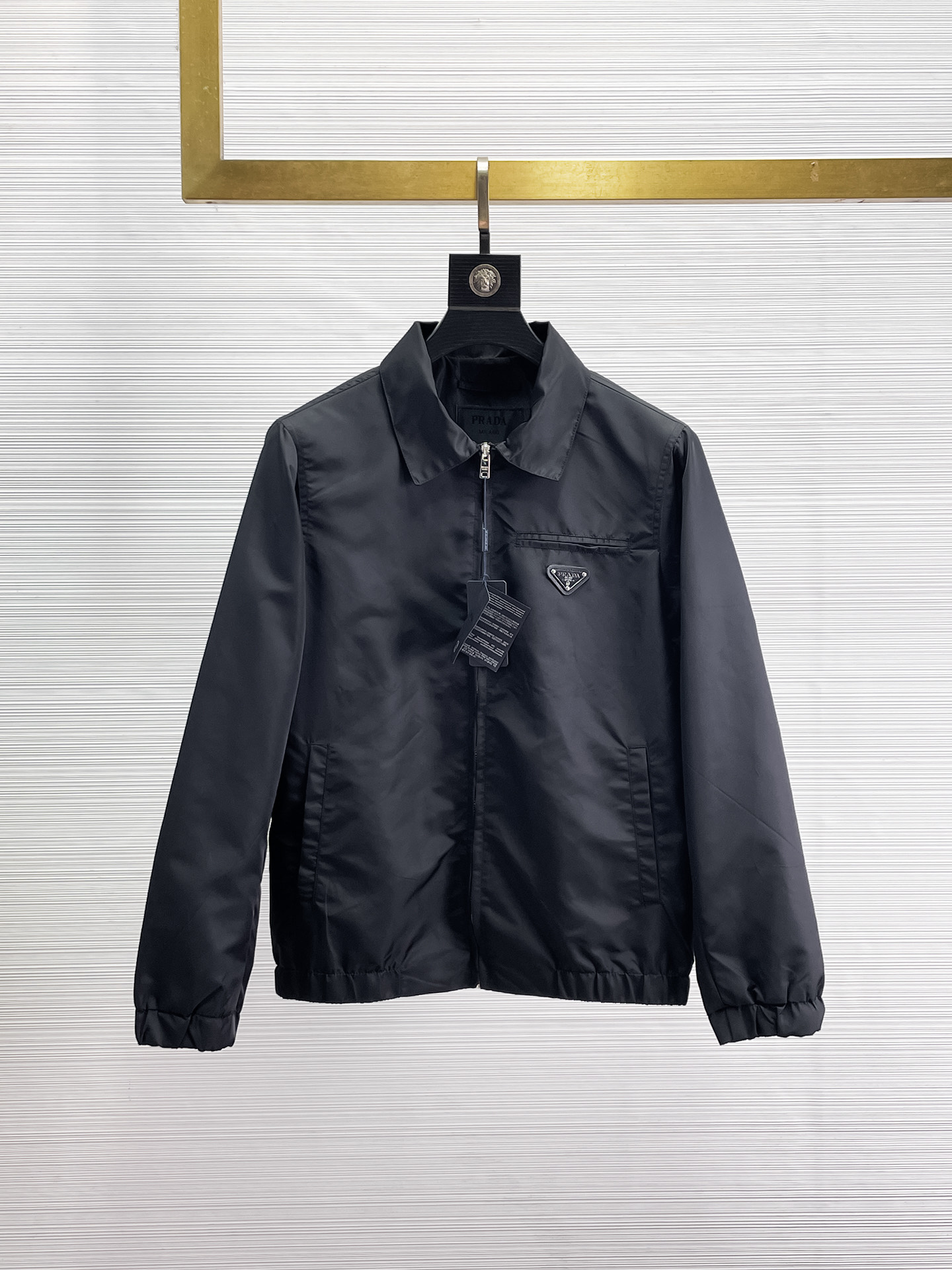 NO:655965,Same style as Prada official website, complete with three labels, sold in advance. 2025ss new autumn men's jacket, double-sided original single with three labels, high-end version. Custom-made fabrics at the counter. Highly breathable and comfortable, impeccable details, brand element design concept, reflecting high quality. Delicate and soft hand feel. Casual tailoring, excellent upper body shape. Size M～3XL, maximum wear 195 catties,, prada, jackets & coats, jackets & coats, alexander wang19860909普拉达官网同款,三标齐全,提前发售 2025ss开秋新款男士夹克外套,双面穿原单三标齐全高端版本 专柜定制面料 透气舒适度高,细节无可挑剔,品牌元素设计理念,体现高品质.手感细腻柔软 呈现休闲裁剪,上身版型超赞 码数M～3XL,最大穿195斤,,prada,jackets & coats,jackets & coats,alexander wang,Men's clothing