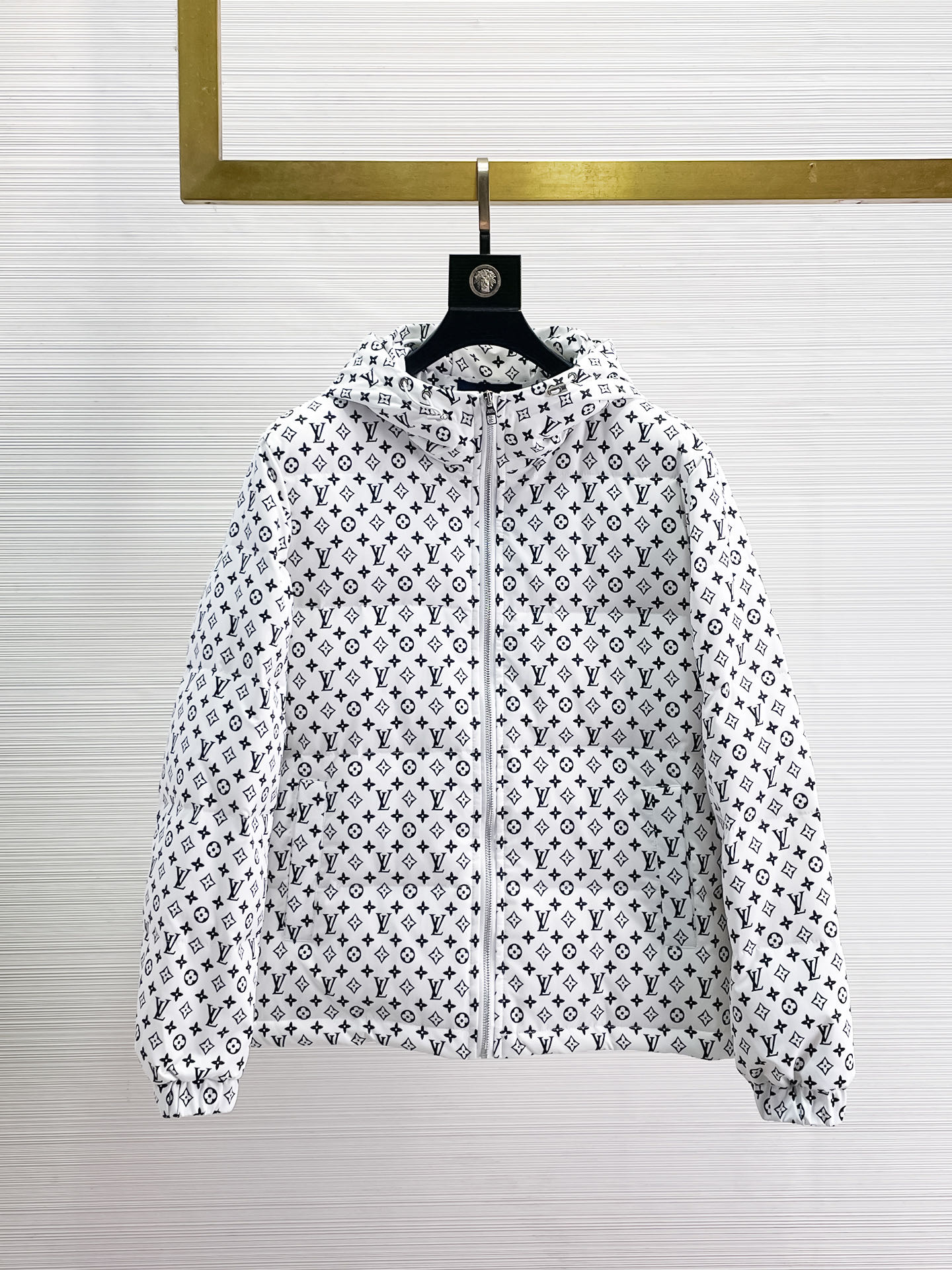 NO:655946,LV 2025 spring and winter new down jacket. This is known as the most expensive down jacket in the world, all 90 down. With a classic logo combination, it is full of visual impact at first sight. It has better thermal insulation performance, is light and not heavy, and has good loft recovery after compression, and can gather heat and lock in temperature!  Personalized color matching design, fresh and energetic!  There are too many versions circulating in the market. In addition to the different fabrics and workmanship, the biggest difference is that the filling is not goose down at all but feather silk or velvet, etc., and it is not easy to distinguish for those who don’t understand. In addition, the fabrics and workmanship are definitely not of the same level. In short, look for us and you will never go astray. All the exclusive full colors are purchased from genuine development. If you understand the quality of our down jackets, you can safely recommend it with your eyes closed. The three standards are complete!  Uniform series for men and women!  Size M-3XL. Maximum wear is 195 pounds.,,louis vuitton,down jacket,alexander wang19860909LV 2025春冬新款羽绒服.这款号称羽绒服届最贵的,全部90绒的.带着经典的Logo组合搭配,第一眼看到就是满满的视觉冲击,保暖性能更出色,轻便不厚重,且压缩后的蓬松度恢复性好,聚热锁温！个性的拼色设计,清新有活力！市面流通的版本实在太多了,除了面料做工不同外,最大的区别就是填充物根本不是鹅绒而是羽丝或手感绒等等,而不懂的根本不容易区分.另外面料和做工也绝对不是一个级别,总之认准我们,让你绝对不跑偏,独家全色全部购入正版开发,懂我们家羽绒服质量的,完全可以放心闭眼推.三标齐全！男女同款系列！码数M-3XL.最大穿到195斤.,,louis vuitton,down jacket,alexander wang,Men's clothing