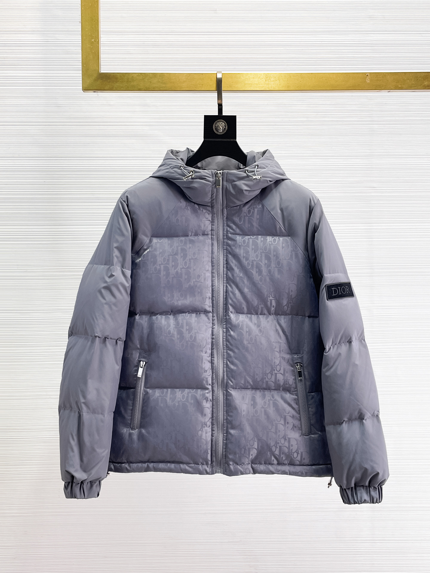 NO:655941,Dior's 2025 spring and winter new down jacket. This is known as the most expensive down jacket in the world, with 90 down in total. With a classic logo combination, it is full of visual impact at first sight. It has better thermal insulation performance, is light and not heavy, and has good loft recovery after compression, and it can gather heat and lock in temperature!  Personalized color matching design, fresh and energetic!  There are too many versions circulating in the market. In addition to the different fabrics and workmanship, the biggest difference is that the filling is not goose down at all but feather silk or velvet, etc., and it is not easy to distinguish for those who don’t understand. In addition, the fabrics and workmanship are definitely not of the same level. In short, look for us and you will never go astray. All the exclusive full colors are purchased from genuine development. If you understand the quality of our down jackets, you can safely recommend it with your eyes closed. The three standards are complete!  Uniform series for men and women!  Size M-3XL. Maximum wear is 195 pounds.,, dior, down jacket, alexander wang19860909迪奥 2025春冬新款羽绒服.这款号称羽绒服届最贵的,全部90绒的.带着经典的Logo组合搭配,第一眼看到就是满满的视觉冲击,保暖性能更出色,轻便不厚重,且压缩后的蓬松度恢复性好,聚热锁温！个性的拼色设计,清新有活力！市面流通的版本实在太多了,除了面料做工不同外,最大的区别就是填充物根本不是鹅绒而是羽丝或手感绒等等,而不懂的根本不容易区分.另外面料和做工也绝对不是一个级别,总之认准我们,让你绝对不跑偏,独家全色全部购入正版开发,懂我们家羽绒服质量的,完全可以放心闭眼推.三标齐全！男女同款系列！码数M-3XL.最大穿到195斤.,,dior,down jacket,alexander wang,Men's clothing