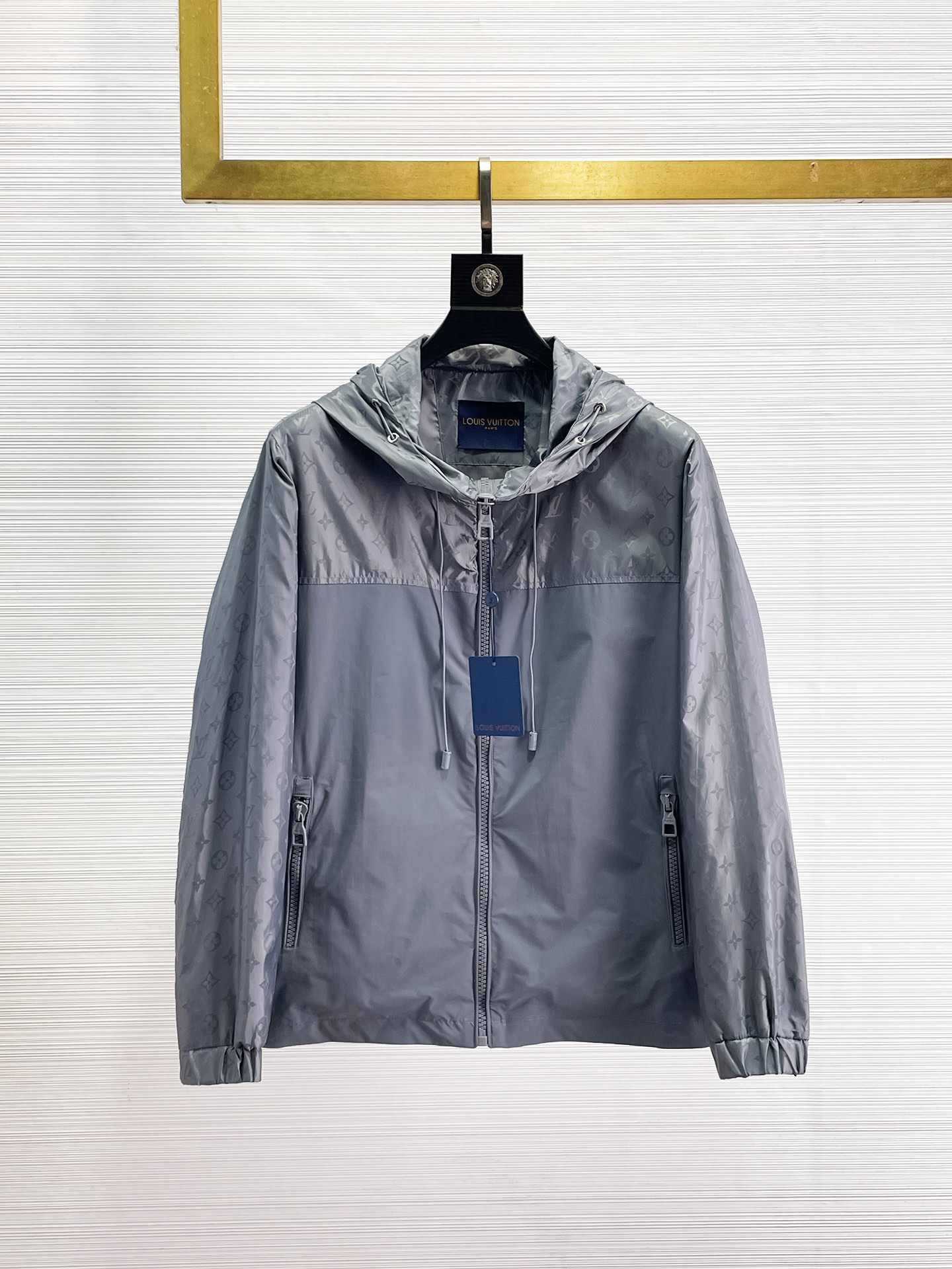 NO:655997,The same style as the LV official website, complete with three labels, on sale in advance. 2025ss new autumn men's jacket, reversible original single with three labels, high-end version. Custom-made fabrics at the counter. Highly breathable and comfortable, impeccable details, brand element design concept, reflecting high quality. Delicate and soft feel. Casual tailoring, excellent upper body shape. Size M～3XL, maximum wearing capacity is 195 catties., Louis Vuitton, jackets & coats, jackets &  coats,alexander wang19860909LV 官网同款,三标齐全,提前发售 2025ss开秋新款男士夹克外套,双面穿原单三标齐全高端版本 专柜定制面料 透气舒适度高,细节无可挑剔,品牌元素设计理念,体现高品质.手感细腻柔软 呈现休闲裁剪,上身版型超赞 码数M～3XL,最大穿195斤,,louis vuitton,jackets & coats,jackets & coats,alexander wang,Men's clothing