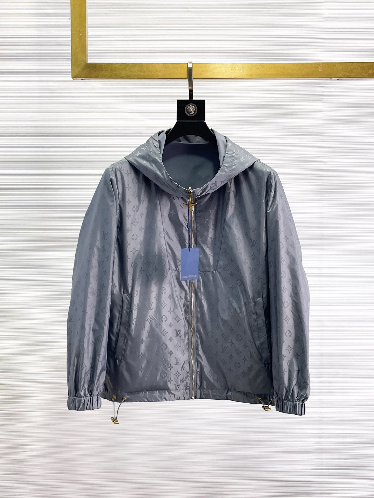 NO:655991,Same style as LV official website, complete with three labels, on sale in advance. 2025ss new fall men's reversible jacket, reversible original single with three labels, high-end version. Custom-made fabrics at the counter. Highly breathable and comfortable, impeccable details, brand element design concept, reflecting high quality. Delicate and soft hand feel. Casual tailoring, excellent upper body shape. Size M~3XL, maximum wear 195 catties., Louis Vuitton, jackets & coats, jackets &  coats,alexander wang19860909LV官网同款,三标齐全,提前发售 2025ss开秋新款男士双面穿夹克外套,双面穿原单三标齐全高端版本 专柜定制面料 透气舒适度高,细节无可挑剔,品牌元素设计理念,体现高品质.手感细腻柔软 呈现休闲裁剪,上身版型超赞 码数M～3XL,最大穿195斤,,louis vuitton,jackets & coats,jackets & coats,alexander wang,Men's clothing