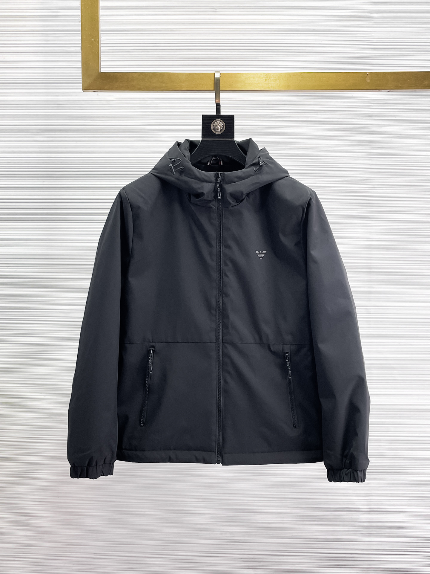 NO:655936,Armani's 2025ss new winter down jacket with three complete standards, the new product on the show is in perfect condition, comfortable and warm, the color is full and attractive, the design is very outstanding, it can easily enhance the sense of fashion, the workmanship is extremely sophisticated and rigorous, and the wiring is neat and meticulous!  A masterpiece from a famous designer!  The upper body does not look bloated and is super handsome!  Available sizes M ~ XXXL,,armani,jackets & coats,down jacket,alexander wang19860909阿玛尼 三标齐全 2025ss冬季新款羽绒棉服外套,秀场新品品相非常完美,舒适保暖,色泽饱满诱人,非常出彩的设计,轻松将时髦感进阶,做工极为考究严谨,走线工整细致！大牌设计师巨作！上身不显臃肿、超级帅气！现货码数M ～ XXXL,,armani,jackets & coats,down jacket,alexander wang,Men's clothing