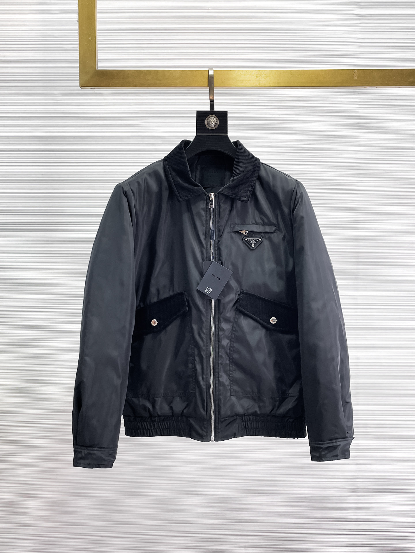 NO:655931,Prada's new 2025ss winter down jacket with all three standards is in perfect condition. It's comfortable and warm, and the color is full and attractive. The design is very outstanding, and it can easily enhance the sense of fashion. The workmanship is extremely sophisticated and rigorous, and the wiring is neat and meticulous!  A masterpiece from a famous designer!  The upper body does not look bloated and is super handsome!  Available sizes M ~ XXXL,,prada,jackets & coats,down jacket,alexander wang19860909普拉达 三标齐全 2025ss冬季新款羽绒棉服外套,秀场新品品相非常完美,舒适保暖,色泽饱满诱人,非常出彩的设计,轻松将时髦感进阶,做工极为考究严谨,走线工整细致！大牌设计师巨作！上身不显臃肿、超级帅气！现货码数M ～ XXXL,,prada,jackets & coats,down jacket,alexander wang,Men's clothing