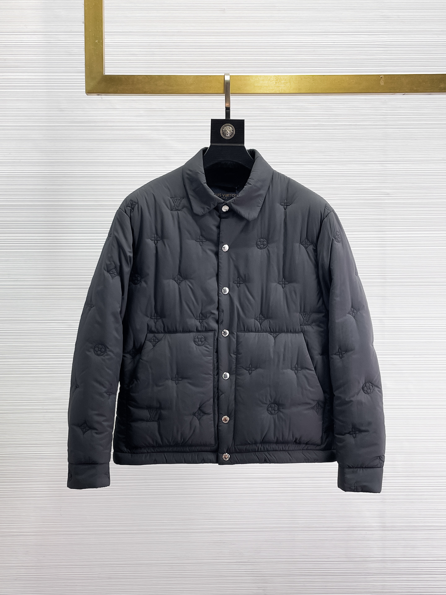 NO:655976,LV three-standard complete 2025ss winter new down jacket, the new product on the show is in perfect condition, comfortable and warm, the color is full and attractive, the design is very outstanding, it can easily enhance the fashion sense, the workmanship is extremely sophisticated and rigorous, and the wiring is neat and meticulous!  A masterpiece from a famous designer!  The upper body does not look bloated and is super handsome!  Available sizes M ~ XXXL,,louis vuitton,jackets & coats,down jacket,alexander wang19860909LV 三标齐全 2025ss冬季新款羽绒棉服外套,秀场新品品相非常完美,舒适保暖,色泽饱满诱人,非常出彩的设计,轻松将时髦感进阶,做工极为考究严谨,走线工整细致！大牌设计师巨作！上身不显臃肿、超级帅气！现货码数M ～ XXXL,,louis vuitton,jackets & coats,down jacket,alexander wang,Men's clothing