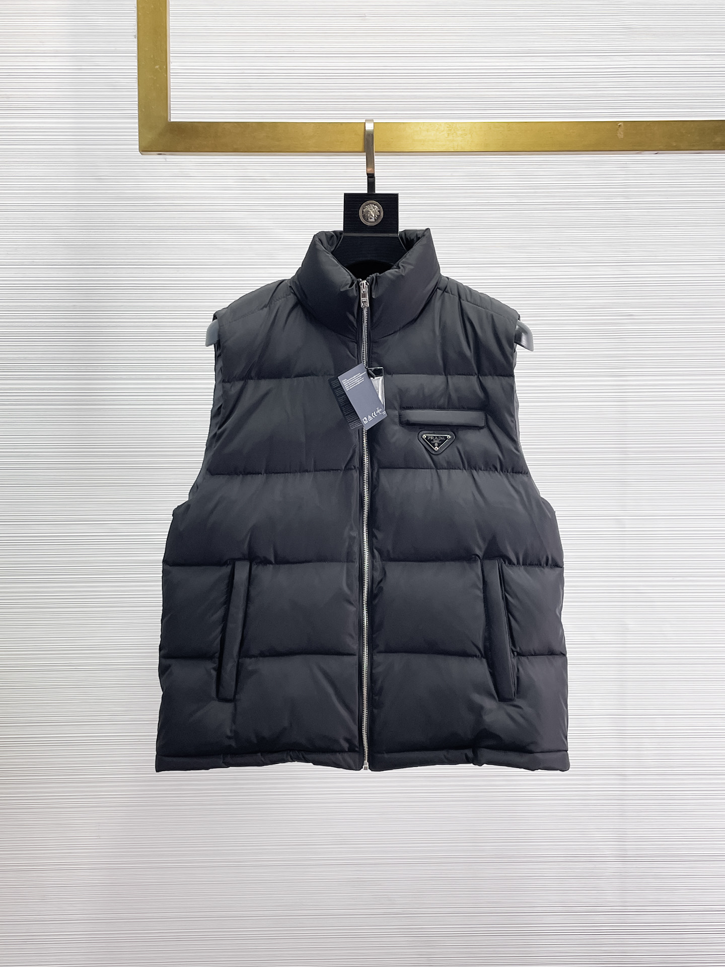 NO:655949,Prada 2025FW down vest, a must-have item for fashionistas!  Advanced customization: The highest standard 90 white goose down, the ingredients are tested, and the first-class thermal performance. Double-layer gallbladder cloth inside to ensure that the goose down will not drill out. Customized high-density waterproof nylon fabric. High-end texture and durability. The quality can reach the purchase level. Super versatile, the upper body effect is great!  Size M~3XL,,prada,down jacket,alexander wang19860909普拉达 2025FW羽绒马甲 潮人必备单品！高级定制 最高标准90白鹅绒,成分支持检测,一流保暖性能.内里双层胆布,以保证鹅绒不会钻出,定制高密度防水尼龙面料.高端质感及耐用性.品质可达代购级别. 超级百搭,上身效果超赞！ 尺码M~3XL,,prada,down jacket,alexander wang,Men's clothing