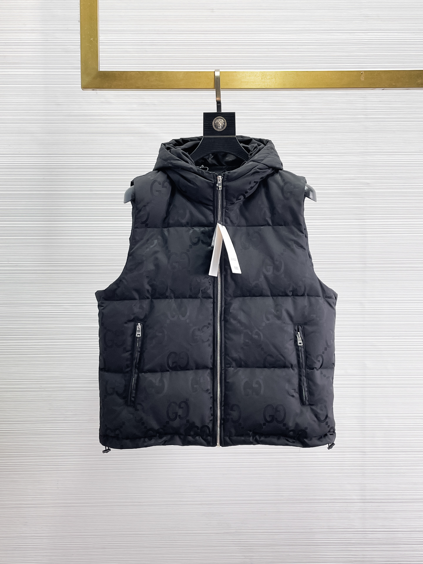 NO:655953,Gucci 2025FW down vest, a must-have item for fashionistas!  Advanced customization: The highest standard 90 white goose down, the ingredients are tested, and the first-class thermal performance. Double-layer gallbladder cloth inside to ensure that the goose down will not drill out. Customized high-density waterproof nylon fabric. High-end texture and durability. The quality can reach the purchase level. Super versatile, the upper body effect is great!  Size M~3XL,,down jacket,alexander wang19860909古奇 2025FW羽绒马甲 潮人必备单品！高级定制 最高标准90白鹅绒,成分支持检测,一流保暖性能.内里双层胆布,以保证鹅绒不会钻出,定制高密度防水尼龙面料.高端质感及耐用性.品质可达代购级别. 超级百搭,上身效果超赞！ 尺码M~3XL,,down jacket,alexander wang,Men's clothing