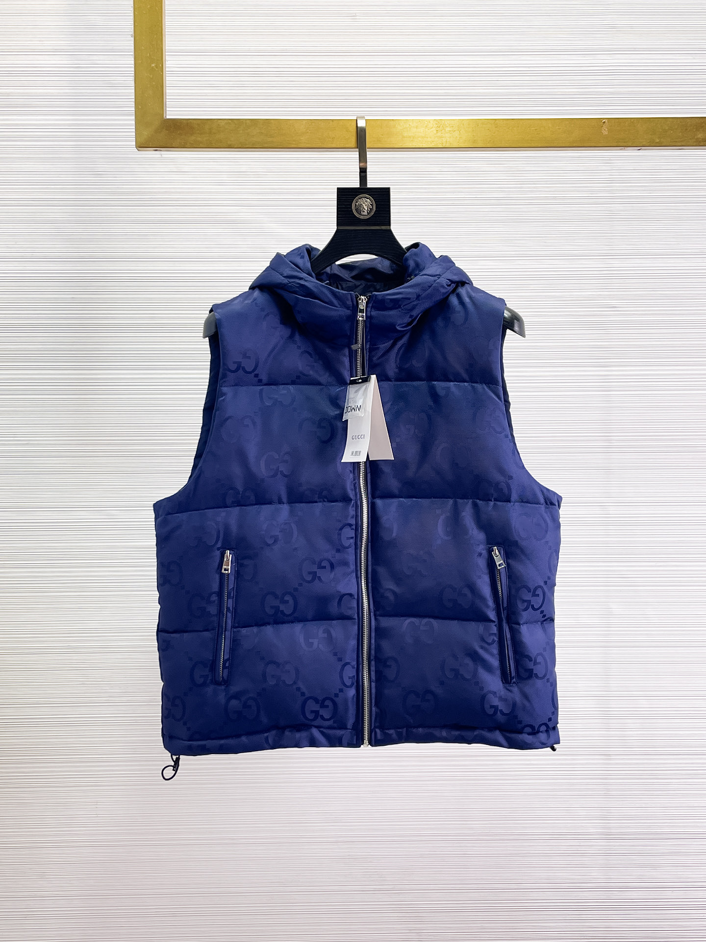 NO:655959,Gucci 2025FW down vest, a must-have item for fashionistas!  Advanced customization: The highest standard 90 white goose down, the ingredients are tested, and the first-class thermal performance. Double-layer gallbladder cloth inside to ensure that the goose down will not drill out. Customized high-density waterproof nylon fabric. High-end texture and durability. The quality can reach the purchase level. Super versatile, the upper body effect is great!  Size M~3XL,,down jacket,alexander wang19860909古奇 2025FW羽绒马甲 潮人必备单品！高级定制 最高标准90白鹅绒,成分支持检测,一流保暖性能.内里双层胆布,以保证鹅绒不会钻出,定制高密度防水尼龙面料.高端质感及耐用性.品质可达代购级别. 超级百搭,上身效果超赞！ 尺码M~3XL,,down jacket,alexander wang,Men's clothing