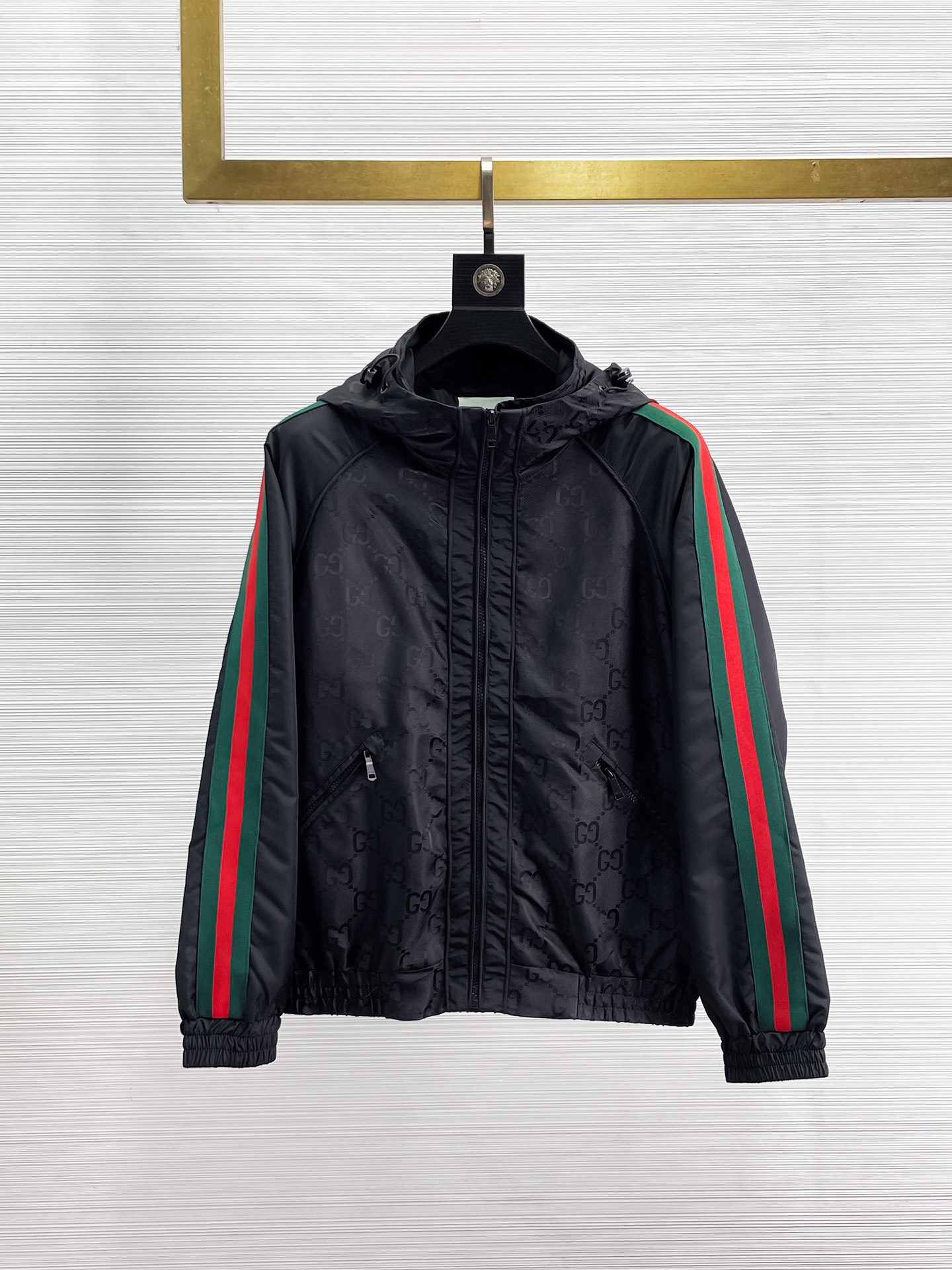 NO:655940,Gucci official website same style, complete with three labels, on sale in advance. 2025ss new autumn men's jacket, reversible original single with three labels, high-end version. Custom-made fabrics at the counter. Highly breathable and comfortable, impeccable details, brand element design concept, reflecting high quality. Delicate and soft feel. Casual tailoring, excellent upper body shape. Size M~3XL, maximum wear 195 catties,,jackets & coats,jackets & coats,alexander wang19860909古奇 官网同款,三标齐全,提前发售 2025ss开秋新款男士夹克外套,双面穿原单三标齐全高端版本 专柜定制面料 透气舒适度高,细节无可挑剔,品牌元素设计理念,体现高品质.手感细腻柔软 呈现休闲裁剪,上身版型超赞 码数M～3XL,最大穿195斤,,jackets & coats,jackets & coats,alexander wang,Men's clothing