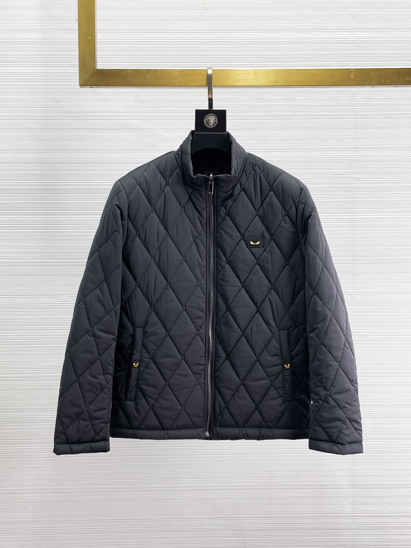 NO:655971,Fendi's 2025ss new winter down double-sided cotton jacket with three complete standards. The new product on the show is in perfect condition. It is comfortable and warm, and the color is full and attractive. The design is very outstanding, and it can easily enhance the fashion sense. The workmanship is extremely sophisticated and rigorous, and the wiring is neat and meticulous!  A masterpiece from a famous designer!  The upper body does not look bloated and is super handsome!  Available sizes M ~ XXXL,,fendi,jackets & coats,down jacket,alexander wang19860909芬迪 三标齐全 2025ss冬季新款羽绒双面穿棉服外套,秀场新品品相非常完美,舒适保暖,色泽饱满诱人,非常出彩的设计,轻松将时髦感进阶,做工极为考究严谨,走线工整细致！大牌设计师巨作！上身不显臃肿、超级帅气！现货码数M ～ XXXL,,fendi,jackets & coats,down jacket,alexander wang,Men's clothing