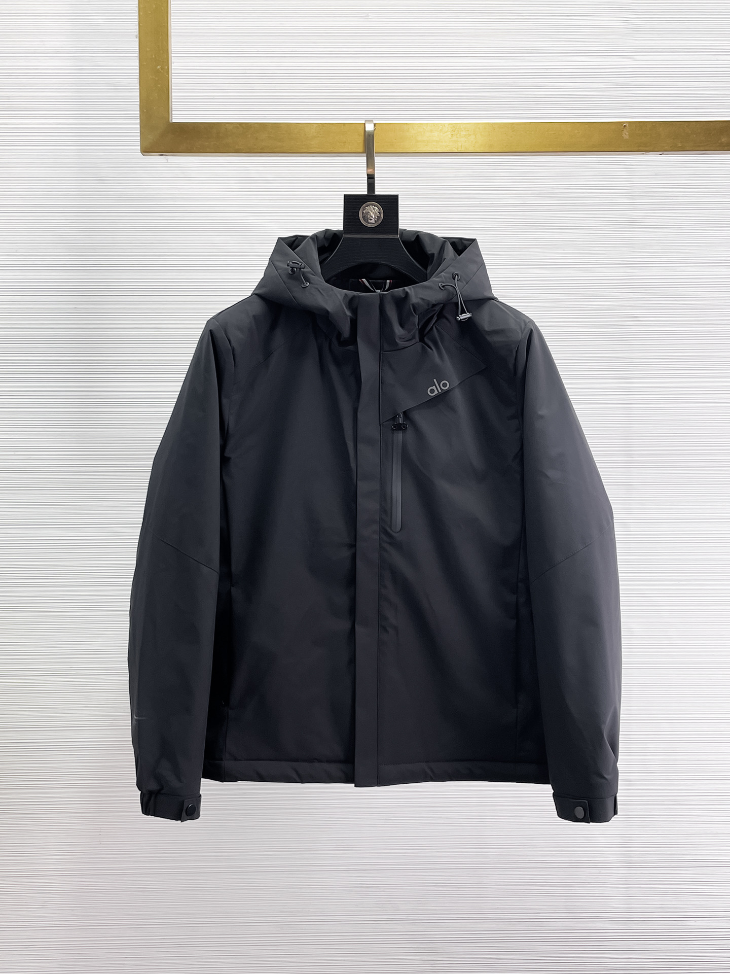 NO:655945,alo's 2025ss new winter down jacket with all three standards, the new product on the show is in perfect condition, comfortable and warm, the color is full and attractive, the design is very outstanding, it can easily enhance the fashion sense, the workmanship is extremely sophisticated and rigorous, and the wiring is neat and meticulous!  A masterpiece from a famous designer!  The upper body does not look bloated and is super handsome!  Available sizes M ~ XXXL,,jackets & coats,down jacket,alexander wang19860909alo 三标齐全 2025ss冬季新款羽绒棉服外套,秀场新品品相非常完美,舒适保暖,色泽饱满诱人,非常出彩的设计,轻松将时髦感进阶,做工极为考究严谨,走线工整细致！大牌设计师巨作！上身不显臃肿、超级帅气！现货码数M ～ XXXL,,jackets & coats,down jacket,alexander wang,Men's clothing