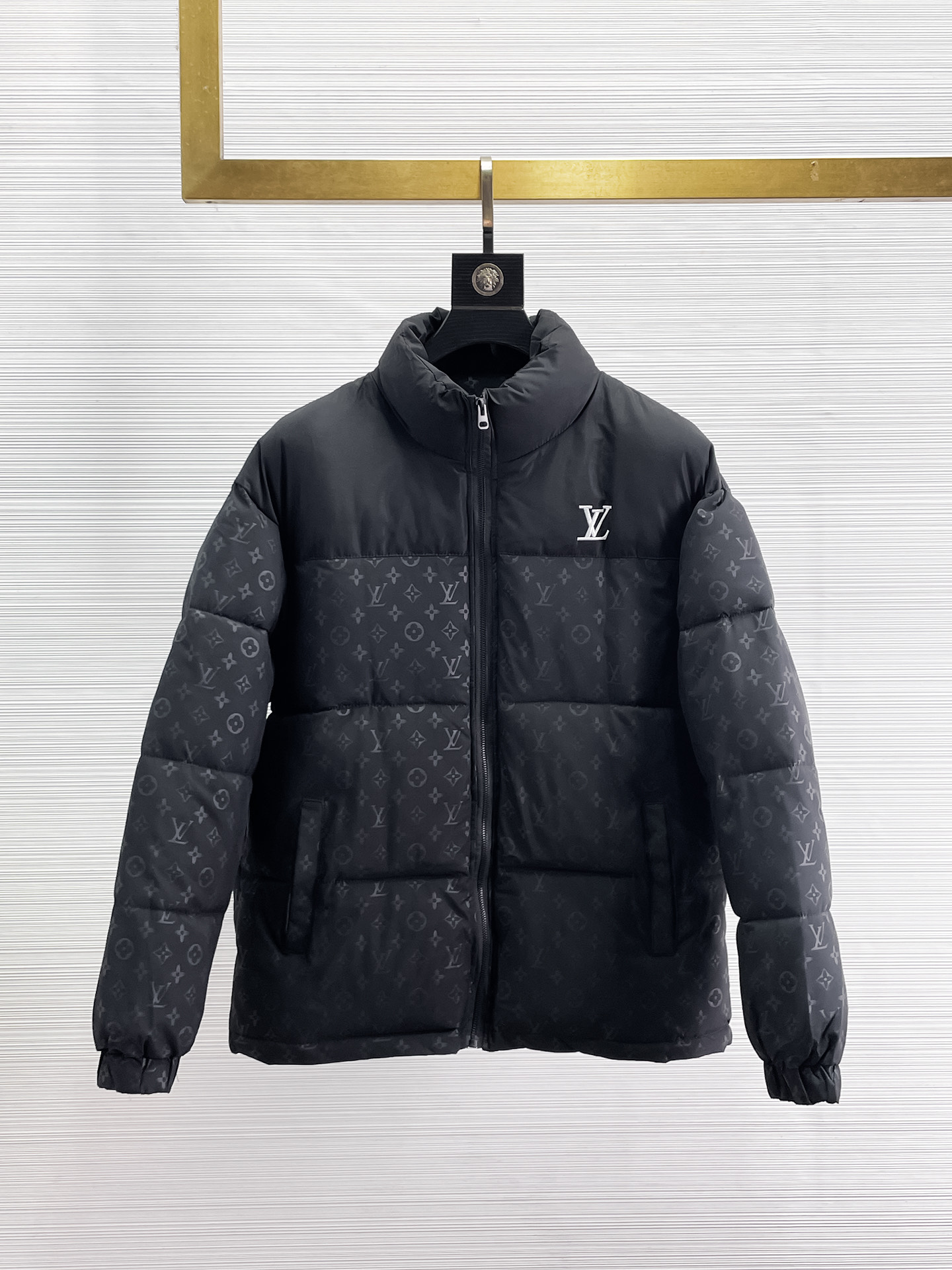 NO:655950,LV three-standard complete 2025ss winter new down jacket, the new product on the show is in perfect condition, comfortable and warm, the color is full and attractive, the design is very outstanding, it can easily enhance the fashion sense, the workmanship is extremely sophisticated and rigorous, and the wiring is neat and meticulous!  A masterpiece from a famous designer!  The upper body does not look bloated and is super handsome!  Available sizes M ~ XXXL,,louis vuitton,jackets & coats,down jacket,alexander wang19860909LV 三标齐全 2025ss冬季新款羽绒棉服外套,秀场新品品相非常完美,舒适保暖,色泽饱满诱人,非常出彩的设计,轻松将时髦感进阶,做工极为考究严谨,走线工整细致！大牌设计师巨作！上身不显臃肿、超级帅气！现货码数M ～ XXXL,,louis vuitton,jackets & coats,down jacket,alexander wang,Men's clothing