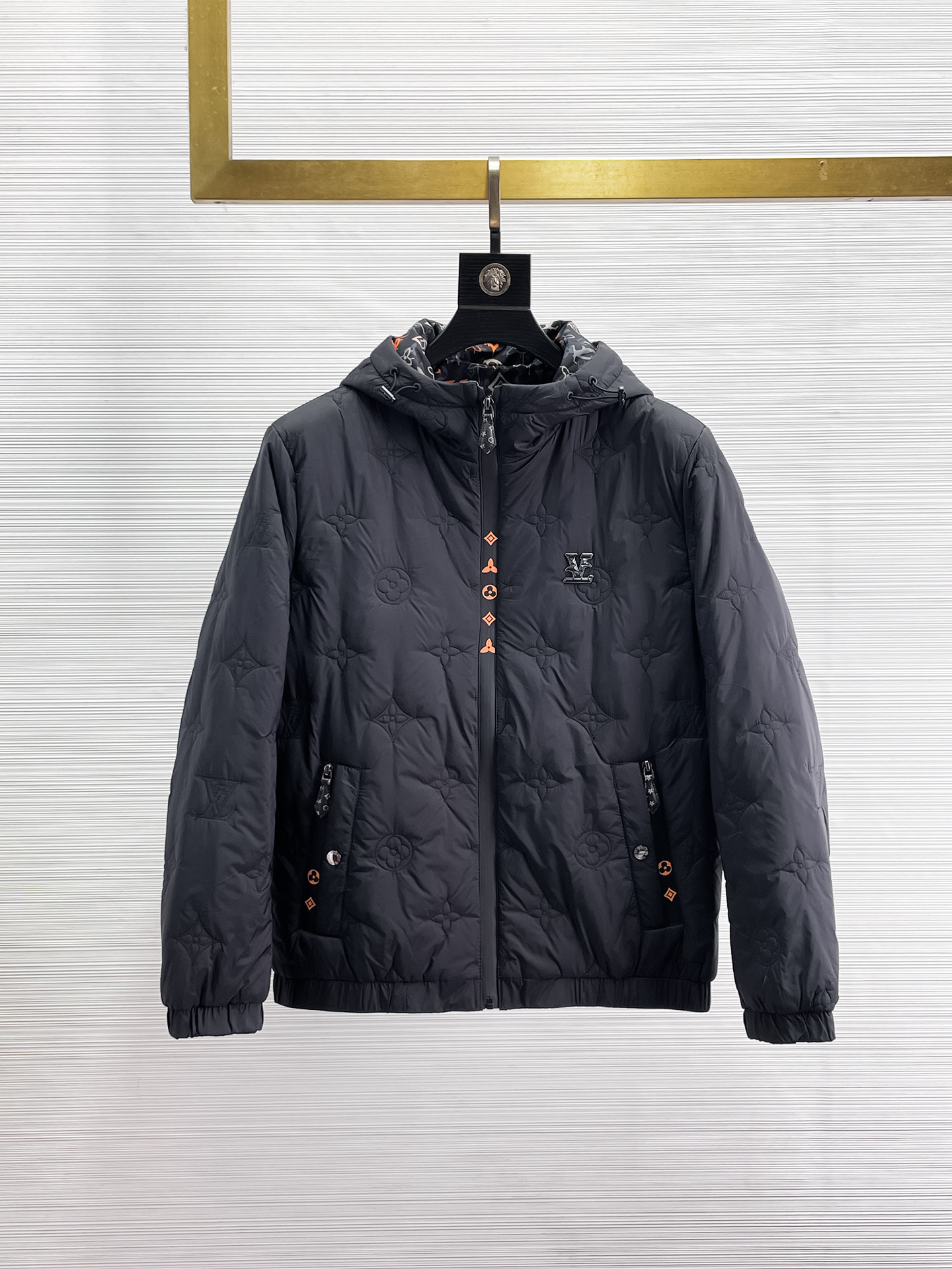 NO:655954,LV three-standard complete 2025ss winter new down jacket, the new product on the show is in perfect condition, comfortable and warm, the color is full and attractive, the design is very outstanding, it can easily enhance the fashion sense, the workmanship is extremely sophisticated and rigorous, and the wiring is neat and meticulous!  A masterpiece from a famous designer!  The upper body does not look bloated and is super handsome!  Available in stock sizes M ~  A masterpiece from a famous designer!  The upper body does not look bloated and is super handsome!  Available sizes M ~ XXXL,,louis vuitton,loro piana,jackets & coats,down jacket,alexander wang19860909LV 三标齐全 2025ss冬季新款羽绒棉服外套,秀场新品品相非常完美,舒适保暖,色泽饱满诱人,非常出彩的设计,轻松将时髦感进阶,做工极为考究严谨,走线工整细致！大牌设计师巨作！上身不显臃肿、超级帅气！现货码数M ～ XXXL LV 三标齐全 2025ss冬季新款羽绒棉服外套,秀场新品品相非常完美,舒适保暖,色泽饱满诱人,非常出彩的设计,轻松将时髦感进阶,做工极为考究严谨,走线工整细致！大牌设计师巨作！上身不显臃肿、超级帅气！现货码数M ～ XXXL,,louis vuitton,loro piana,jackets & coats,down jacket,alexander wang,Men's clothing