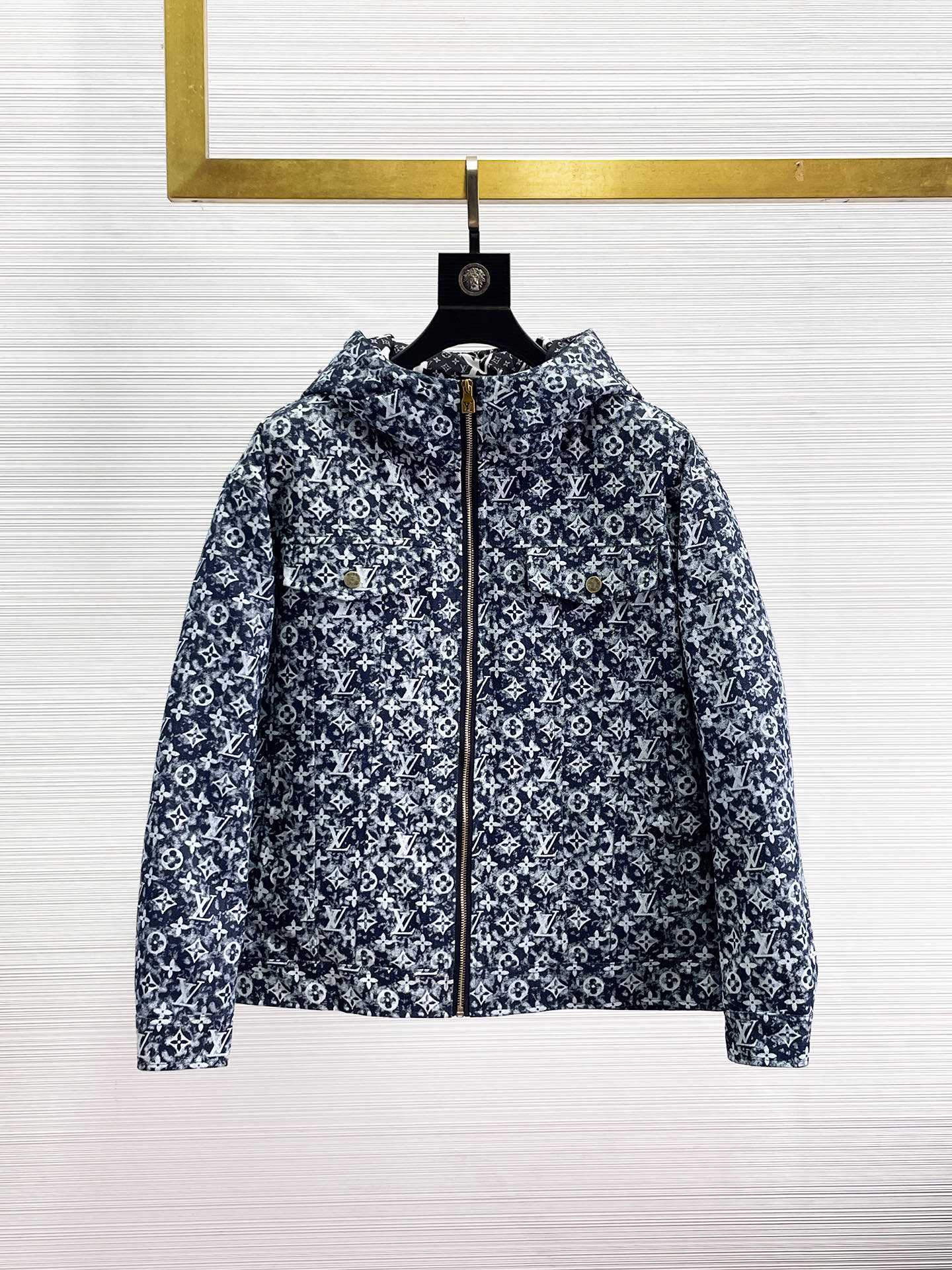 NO:655966,LV 2025 spring and winter new down jacket. This is known as the most expensive down jacket in the world, all 90 down. With a classic logo combination, it is full of visual impact at first sight. It has better thermal insulation performance, is light and not heavy, and has good loft recovery after compression, and can gather heat and lock in temperature!  Personalized color matching design, fresh and energetic!  There are too many versions circulating in the market. In addition to the different fabrics and workmanship, the biggest difference is that the filling is not goose down at all but feather silk or velvet, etc., and it is not easy to distinguish for those who don’t understand. In addition, the fabrics and workmanship are definitely not of the same level. In short, look for us and you will never go astray. All the exclusive full colors are purchased from genuine development. If you understand the quality of our down jackets, you can safely recommend it with your eyes closed. The three standards are complete!  Uniform series for men and women!  Size M-3XL. Maximum wear is 195 pounds.,,louis vuitton,down jacket,alexander wang19860909LV 2025春冬新款羽绒服.这款号称羽绒服届最贵的,全部90绒的.带着经典的Logo组合搭配,第一眼看到就是满满的视觉冲击,保暖性能更出色,轻便不厚重,且压缩后的蓬松度恢复性好,聚热锁温！个性的拼色设计,清新有活力！市面流通的版本实在太多了,除了面料做工不同外,最大的区别就是填充物根本不是鹅绒而是羽丝或手感绒等等,而不懂的根本不容易区分.另外面料和做工也绝对不是一个级别,总之认准我们,让你绝对不跑偏,独家全色全部购入正版开发,懂我们家羽绒服质量的,完全可以放心闭眼推.三标齐全！男女同款系列！码数M-3XL.最大穿到195斤.,,louis vuitton,down jacket,alexander wang,Men's clothing