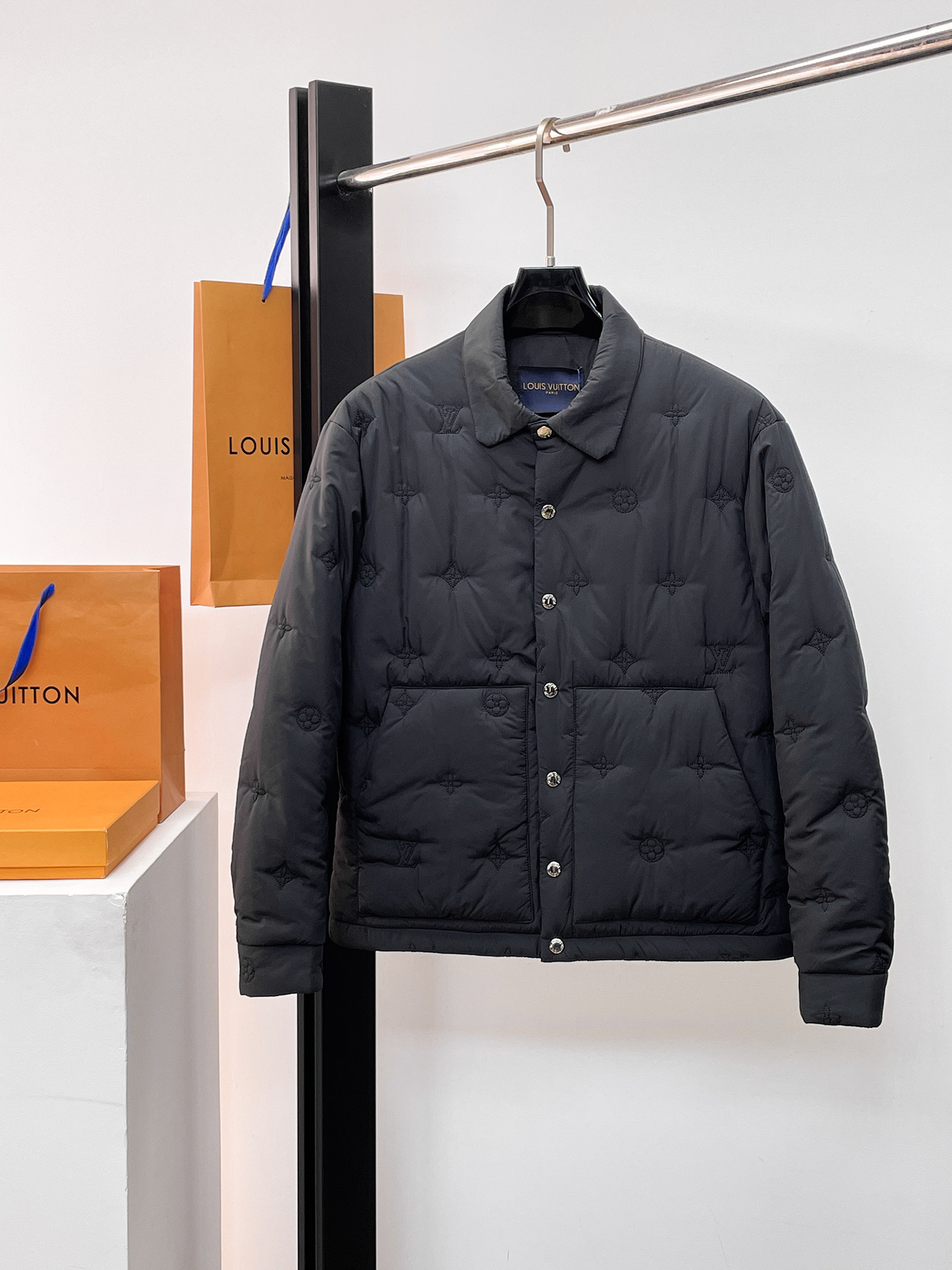 NO:662154,LV three-standard complete 2025ss winter new down jacket, the new product on the show is in perfect condition, comfortable and warm, the color is full and attractive, the design is very outstanding, it can easily enhance the fashion sense, the workmanship is extremely sophisticated and rigorous, and the wiring is neat and meticulous!  A masterpiece from a famous designer!  The upper body does not look bloated and is super handsome!  Available sizes M ~ XXXL,,louis vuitton,jackets & coats,down jacket, 19860909LV 三标齐全 2025ss冬季新款羽绒棉服外套,秀场新品品相非常完美,舒适保暖,色泽饱满诱人,非常出彩的设计,轻松将时髦感进阶,做工极为考究严谨,走线工整细致！大牌设计师巨作！上身不显臃肿、超级帅气！现货码数M ～ XXXL,,louis vuitton,jackets & coats,down jacket, ,Men's clothing