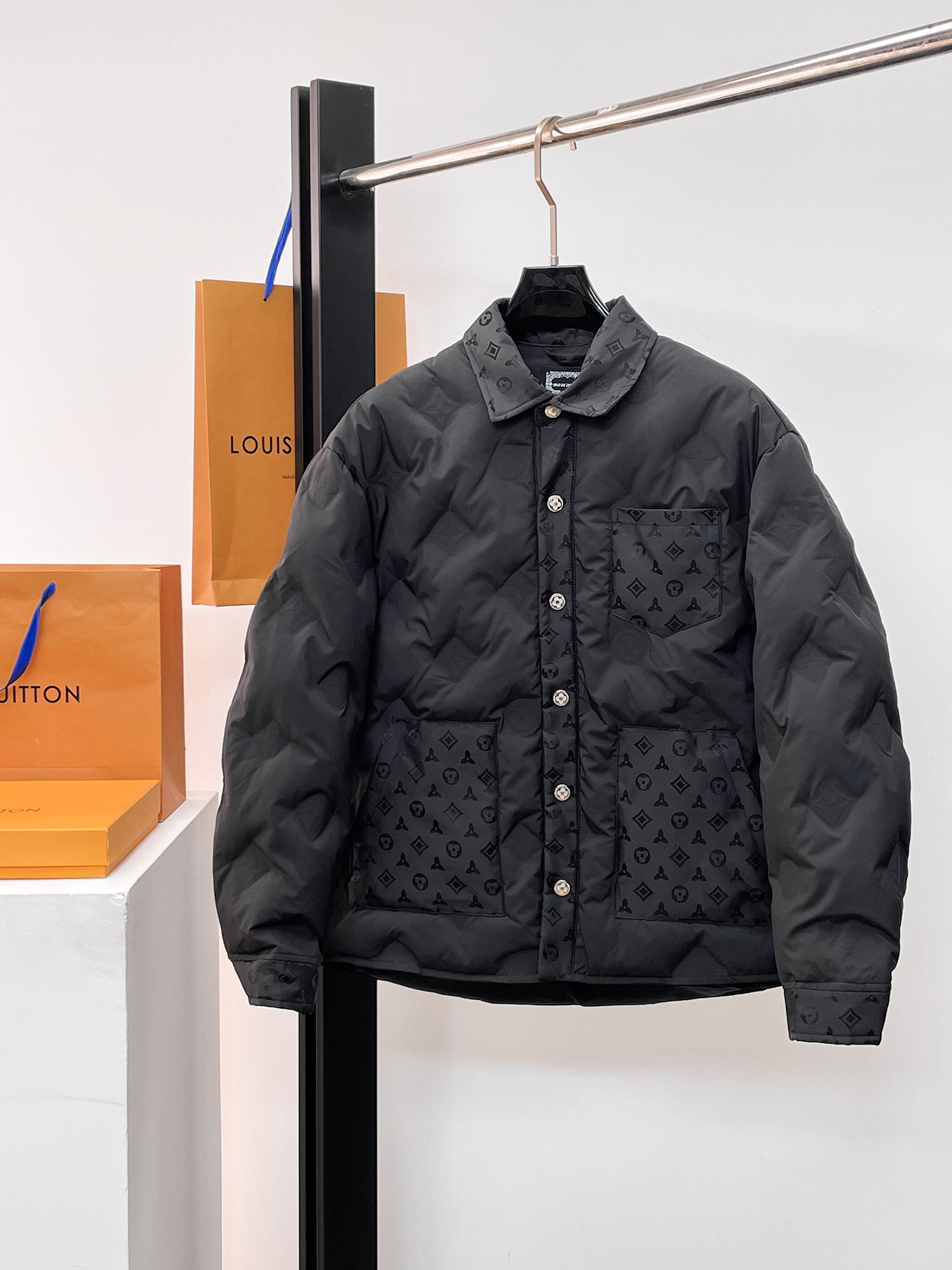 NO:662163,LV three-standard complete 2025ss winter new down jacket, the new product on the show is in perfect condition, comfortable and warm, the color is full and attractive, the design is very outstanding, it can easily enhance the fashion sense, the workmanship is extremely sophisticated and rigorous, and the wiring is neat and meticulous!  A masterpiece from a famous designer!  The upper body does not look bloated and is super handsome!  Available sizes M ~ XXXL,,louis vuitton,jackets & coats,down jacket, 19860909LV 三标齐全 2025ss冬季新款羽绒棉服外套,秀场新品品相非常完美,舒适保暖,色泽饱满诱人,非常出彩的设计,轻松将时髦感进阶,做工极为考究严谨,走线工整细致！大牌设计师巨作！上身不显臃肿、超级帅气！现货码数M ～ XXXL,,louis vuitton,jackets & coats,down jacket, ,Men's clothing