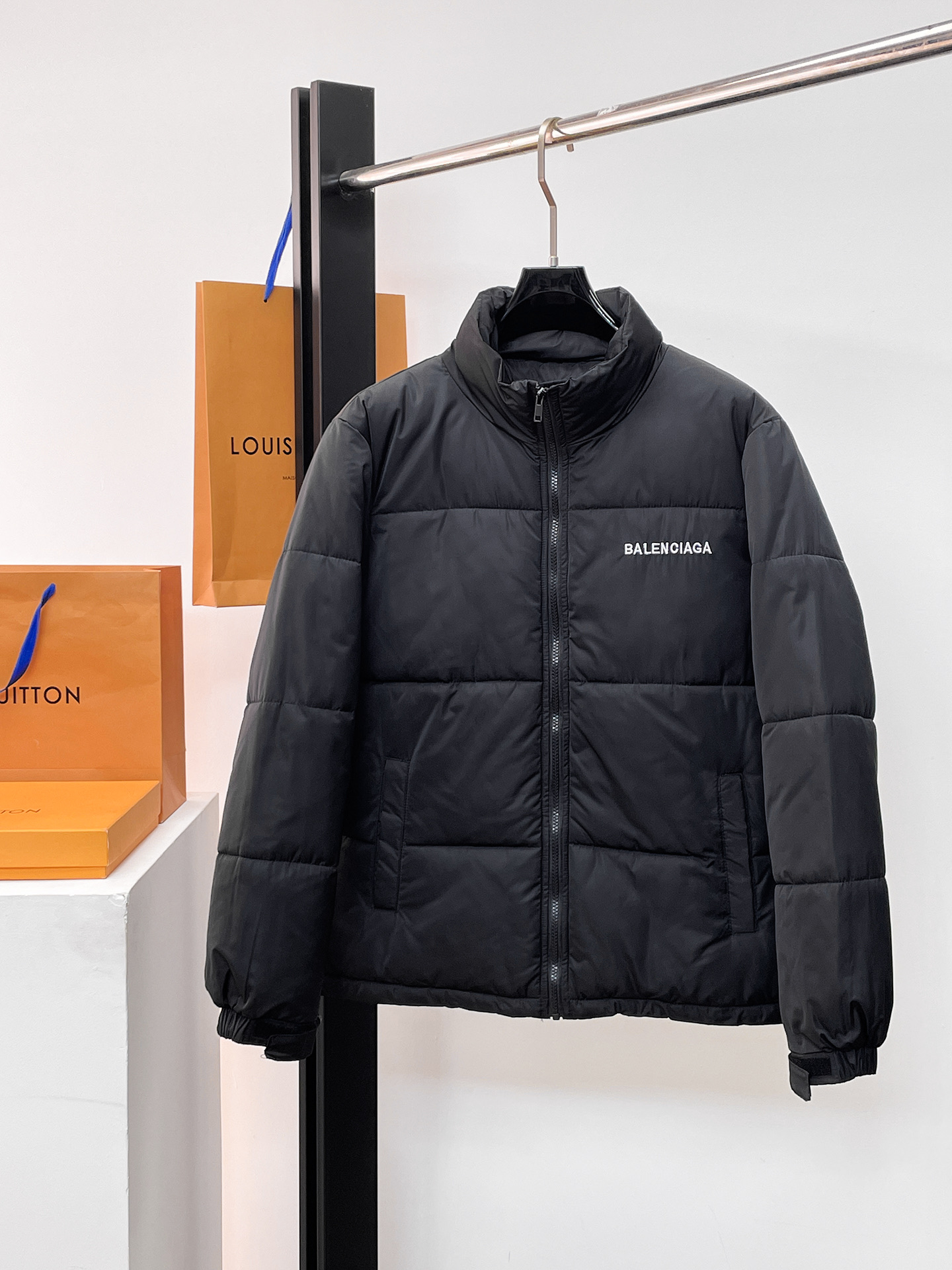 NO:662243,Balenciaga's 2025ss new winter down jacket with all three standards, the new product on the show is in perfect condition, comfortable and warm, the color is full and attractive, the design is very brilliant, it can easily enhance the sense of fashion, the workmanship is extremely sophisticated and rigorous, and the wiring is neat and meticulous!  A masterpiece from a famous designer!  The upper body does not look bloated and is super handsome!  Available sizes M ~ XXXL,,balenciaga,jackets & coats,down jacket, 19860909巴黎世家 三标齐全 2025ss冬季新款羽绒棉服外套,秀场新品品相非常完美,舒适保暖,色泽饱满诱人,非常出彩的设计,轻松将时髦感进阶,做工极为考究严谨,走线工整细致！大牌设计师巨作！上身不显臃肿、超级帅气！现货码数M ～ XXXL,,balenciaga,jackets & coats,down jacket, ,Men's clothing