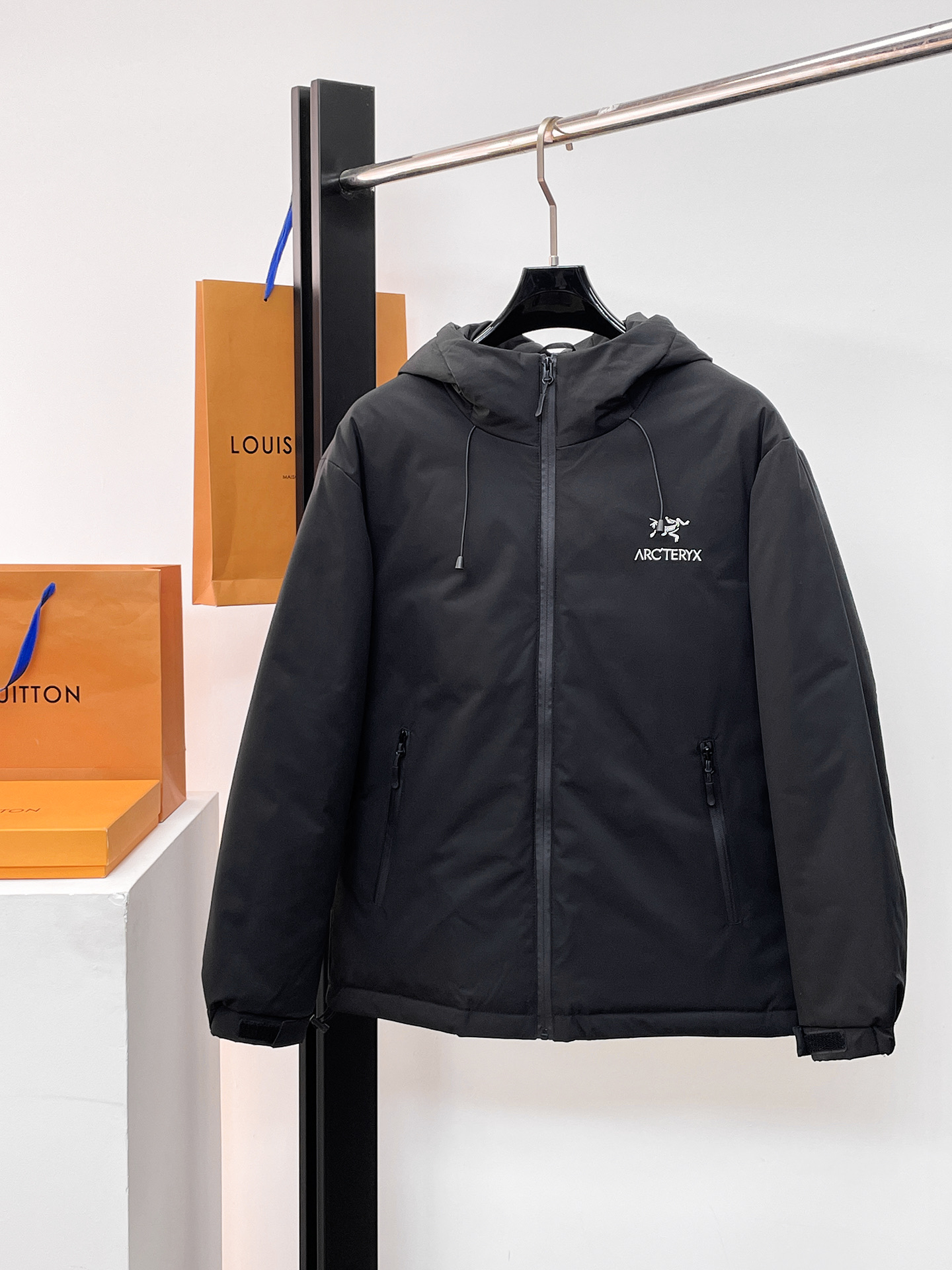 NO:662251,Arc'teryx's new 2025 autumn and winter down jacket. This is known as the most expensive down jacket in the world, all 90 down. With a classic logo combination, it is full of visual impact at first sight. It has better thermal insulation performance, is light and not heavy, and has good loft recovery after compression, and it can gather heat and lock in temperature!  Personalized color matching design, fresh and energetic!  There are too many versions circulating in the market. In addition to the different fabrics and workmanship, the biggest difference is that the filling is not goose down at all but feather silk or velvet, etc., and it is not easy to distinguish for those who don’t understand. In addition, the fabrics and workmanship are definitely not of the same level. In short, look for us and you will never go astray. All the exclusive full colors are purchased from genuine development. If you understand the quality of our down jackets, you can safely recommend it with your eyes closed. The three standards are complete!  Uniform series for men and women!  Size M-3XL. Maximum wear is 195 pounds.,arc'teryx,down jacket, 19860909始祖鸟 2025秋冬新款羽绒服.这款号称羽绒服届最贵的,全部90绒的.带着经典的Logo组合搭配,第一眼看到就是满满的视觉冲击,保暖性能更出色,轻便不厚重,且压缩后的蓬松度恢复性好,聚热锁温！个性的拼色设计,清新有活力！市面流通的版本实在太多了,除了面料做工不同外,最大的区别就是填充物根本不是鹅绒而是羽丝或手感绒等等,而不懂的根本不容易区分.另外面料和做工也绝对不是一个级别,总之认准我们,让你绝对不跑偏,独家全色全部购入正版开发,懂我们家羽绒服质量的,完全可以放心闭眼推.三标齐全！男女同款系列！码数M-3XL.最大穿到195斤.,arc'teryx,down jacket, ,Men's clothing