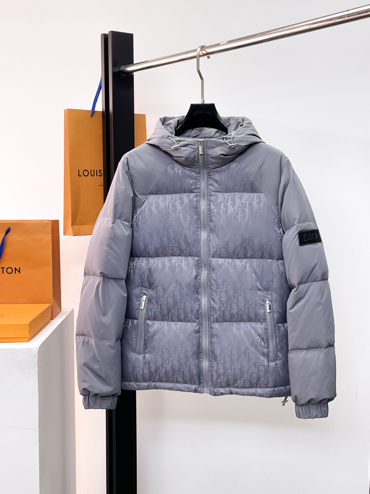 NO:662260,Dior's new 2025 autumn and winter down jacket. This is known as the most expensive down jacket in the world, all 90 down. With a classic logo combination, it is full of visual impact at first sight. It has better thermal insulation performance, is light and not heavy, and has good loft recovery after compression, and it can gather heat and lock in temperature!  Personalized color matching design, fresh and energetic!  There are too many versions circulating in the market. In addition to the different fabrics and workmanship, the biggest difference is that the filling is not goose down at all but feather silk or velvet, etc., and it is not easy to distinguish for those who don’t understand. In addition, the fabrics and workmanship are definitely not of the same level. In short, look for us and you will never go astray. All the exclusive full colors are purchased from genuine development. If you understand the quality of our down jackets, you can safely recommend it with your eyes closed. The three standards are complete!  Uniform series for men and women!  Size M-3XL. Maximum wear is 195 pounds.,, dior, down jacket,  19860909迪奥 2025秋冬新款羽绒服.这款号称羽绒服届最贵的,全部90绒的.带着经典的Logo组合搭配,第一眼看到就是满满的视觉冲击,保暖性能更出色,轻便不厚重,且压缩后的蓬松度恢复性好,聚热锁温！个性的拼色设计,清新有活力！市面流通的版本实在太多了,除了面料做工不同外,最大的区别就是填充物根本不是鹅绒而是羽丝或手感绒等等,而不懂的根本不容易区分.另外面料和做工也绝对不是一个级别,总之认准我们,让你绝对不跑偏,独家全色全部购入正版开发,懂我们家羽绒服质量的,完全可以放心闭眼推.三标齐全！男女同款系列！码数M-3XL.最大穿到195斤.,,dior,down jacket, ,Men's clothing