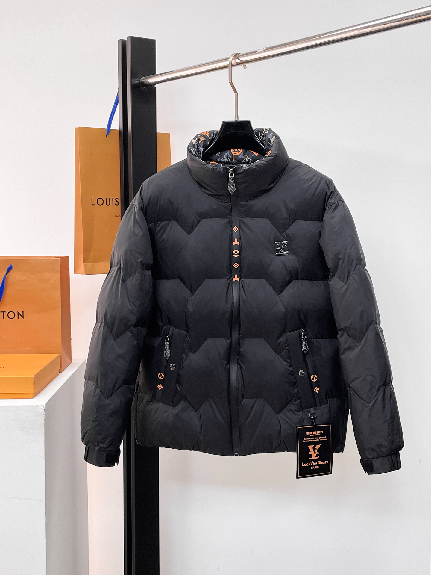 NO:662285,LV three-standard complete 2025ss winter new down jacket, the new product on the show is in perfect condition, comfortable and warm, the color is full and attractive, the design is very outstanding, it can easily enhance the fashion sense, the workmanship is extremely sophisticated and rigorous, and the wiring is neat and meticulous!  A masterpiece from a famous designer!  The upper body does not look bloated and is super handsome!  Available sizes M ~ XXXL,,louis vuitton,jackets & coats,down jacket, 19860909LV 三标齐全 2025ss冬季新款羽绒棉服外套,秀场新品品相非常完美,舒适保暖,色泽饱满诱人,非常出彩的设计,轻松将时髦感进阶,做工极为考究严谨,走线工整细致！大牌设计师巨作！上身不显臃肿、超级帅气！现货码数M ～ XXXL,,louis vuitton,jackets & coats,down jacket, ,Men's clothing