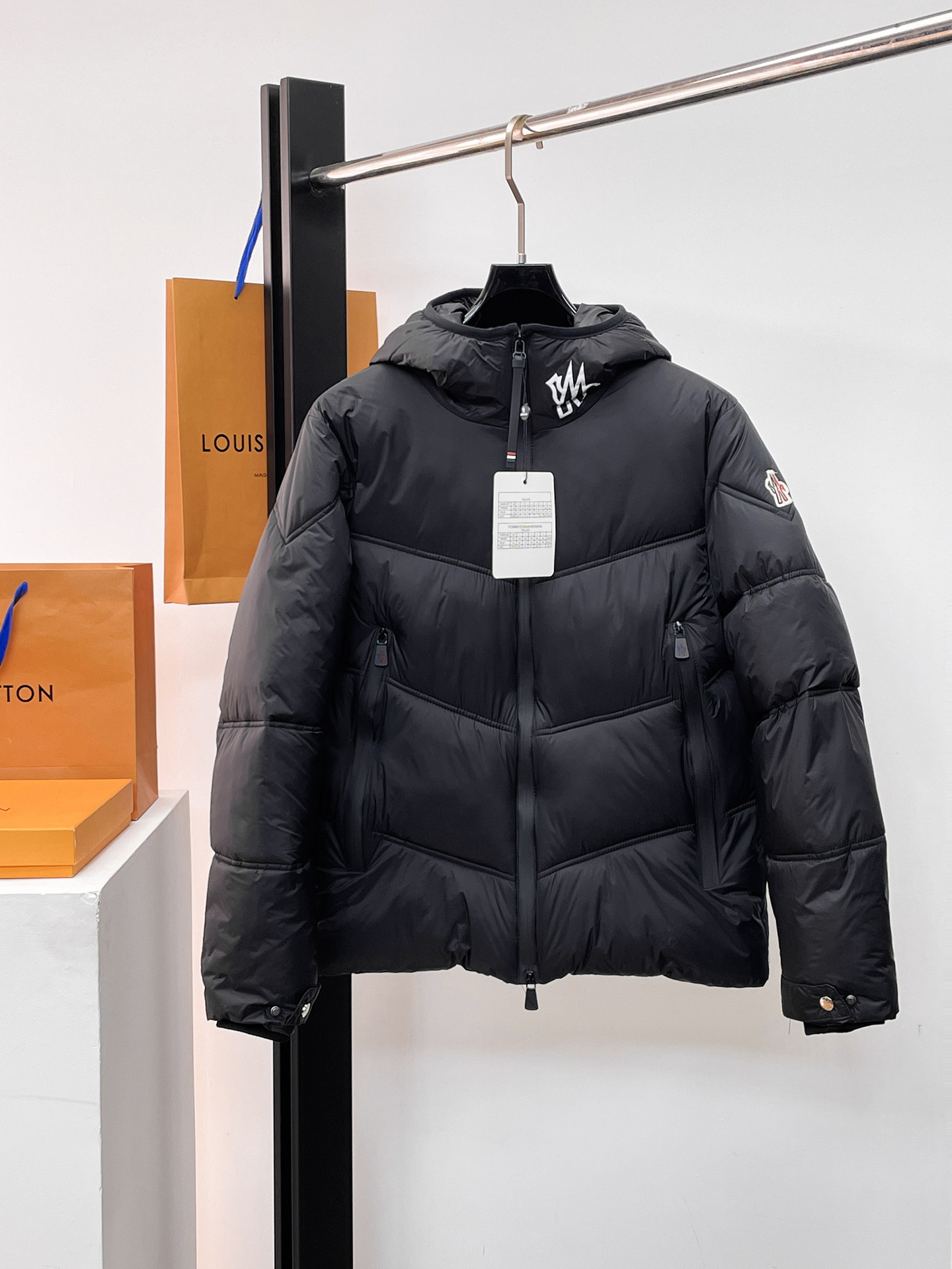 NO:662282,Mengkou, complete with three standards, 2025ss new winter down jacket, the new product in the show is in perfect condition, comfortable and warm, the color is full and attractive, the very outstanding design can easily enhance the fashion sense, the workmanship is extremely sophisticated and rigorous, and the wiring is neat and meticulous!  A masterpiece from a famous designer!  The upper body does not look bloated and is super handsome!  Available sizes M ~ XXXL,,Moncler,jackets & coats,down jacket, 19860909蒙口 三标齐全 2025ss冬季新款羽绒棉服外套,秀场新品品相非常完美,舒适保暖,色泽饱满诱人,非常出彩的设计,轻松将时髦感进阶,做工极为考究严谨,走线工整细致！大牌设计师巨作！上身不显臃肿、超级帅气！现货码数M ～ XXXL,,Moncler,jackets & coats,down jacket, ,Men's clothing