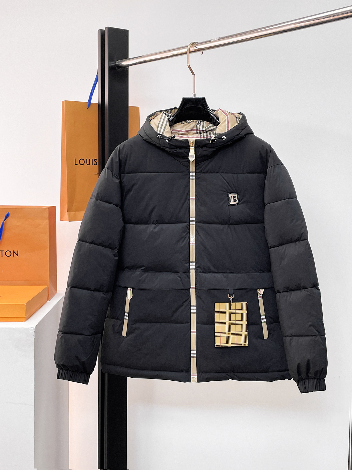 NO:662276,Burberry's new 2025ss winter down jacket with all three standards, the new product on the show is in perfect condition, comfortable and warm, the color is full and attractive, the design is very outstanding, it can easily enhance the fashion sense, the workmanship is extremely sophisticated and rigorous, and the wiring is neat and meticulous!  A masterpiece from a famous designer!  The upper body does not look bloated and is super handsome!  Available sizes M ~ XXXL,,burberry,jackets & coats,down jacket, 19860909巴宝莉 三标齐全 2025ss冬季新款羽绒棉服外套,秀场新品品相非常完美,舒适保暖,色泽饱满诱人,非常出彩的设计,轻松将时髦感进阶,做工极为考究严谨,走线工整细致！大牌设计师巨作！上身不显臃肿、超级帅气！现货码数M ～ XXXL,,burberry,jackets & coats,down jacket, ,Men's clothing