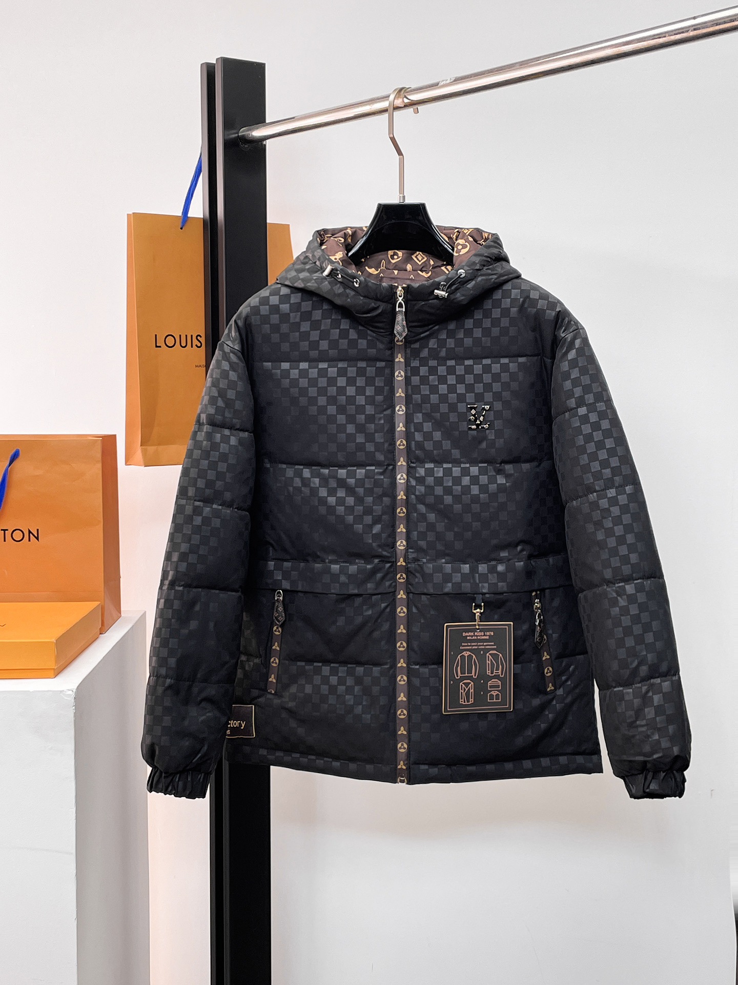 NO:662273,LV three-standard complete 2025ss winter new down jacket, the new product on the show is in perfect condition, comfortable and warm, the color is full and attractive, the design is very outstanding, it can easily enhance the fashion sense, the workmanship is extremely sophisticated and rigorous, and the wiring is neat and meticulous!  A masterpiece from a famous designer!  The upper body does not look bloated and is super handsome!  Available sizes M ~ XXXL,,louis vuitton,jackets & coats,down jacket, 19860909LV 三标齐全 2025ss冬季新款羽绒棉服外套,秀场新品品相非常完美,舒适保暖,色泽饱满诱人,非常出彩的设计,轻松将时髦感进阶,做工极为考究严谨,走线工整细致！大牌设计师巨作！上身不显臃肿、超级帅气！现货码数M ～ XXXL,,louis vuitton,jackets & coats,down jacket, ,Men's clothing