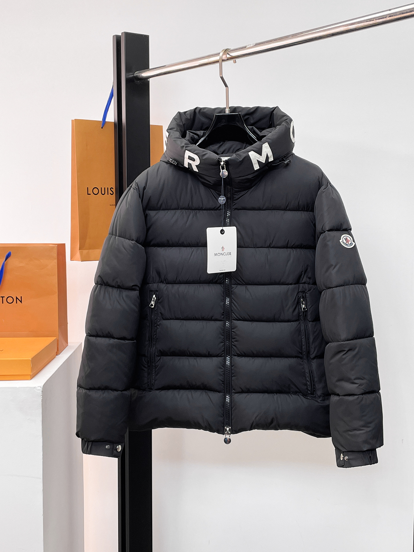 NO:662266,Mengkou, complete with three standards, 2025ss new winter down jacket, the new product in the show is in perfect condition, comfortable and warm, the color is full and attractive, the very outstanding design can easily enhance the fashion sense, the workmanship is extremely sophisticated and rigorous, and the wiring is neat and meticulous!  A masterpiece from a famous designer!  The upper body does not look bloated and is super handsome!  Available sizes M ~ XXXL,,Moncler,jackets & coats,down jacket, 19860909蒙口 三标齐全 2025ss冬季新款羽绒棉服外套,秀场新品品相非常完美,舒适保暖,色泽饱满诱人,非常出彩的设计,轻松将时髦感进阶,做工极为考究严谨,走线工整细致！大牌设计师巨作！上身不显臃肿、超级帅气！现货码数M ～ XXXL,,Moncler,jackets & coats,down jacket, ,Men's clothing