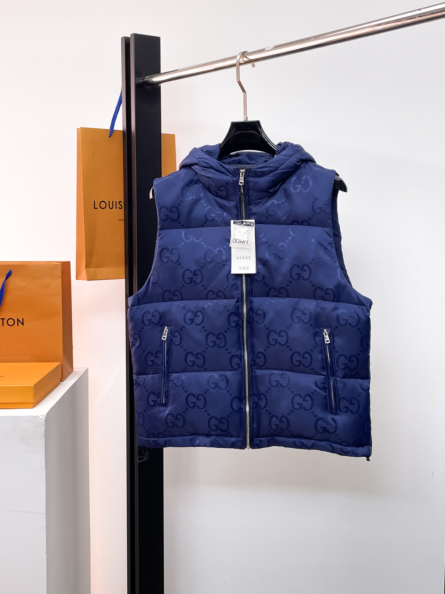 NO:662150,Gucci 2025FW down vest, a must-have item for fashionistas!  Advanced customization: The highest standard 90 white goose down, the ingredients are tested, and the first-class thermal performance. Double-layer gallbladder cloth inside to ensure that the goose down will not drill out. Customized high-density waterproof nylon fabric. High-end texture and durability. The quality can reach the purchase level. Super versatile, the upper body effect is great!  Size M~3XL,,down jacket, 19860909古奇 2025FW羽绒马甲 潮人必备单品！高级定制 最高标准90白鹅绒,成分支持检测,一流保暖性能.内里双层胆布,以保证鹅绒不会钻出,定制高密度防水尼龙面料.高端质感及耐用性.品质可达代购级别. 超级百搭,上身效果超赞！ 尺码M~3XL,,down jacket, ,Men's clothing