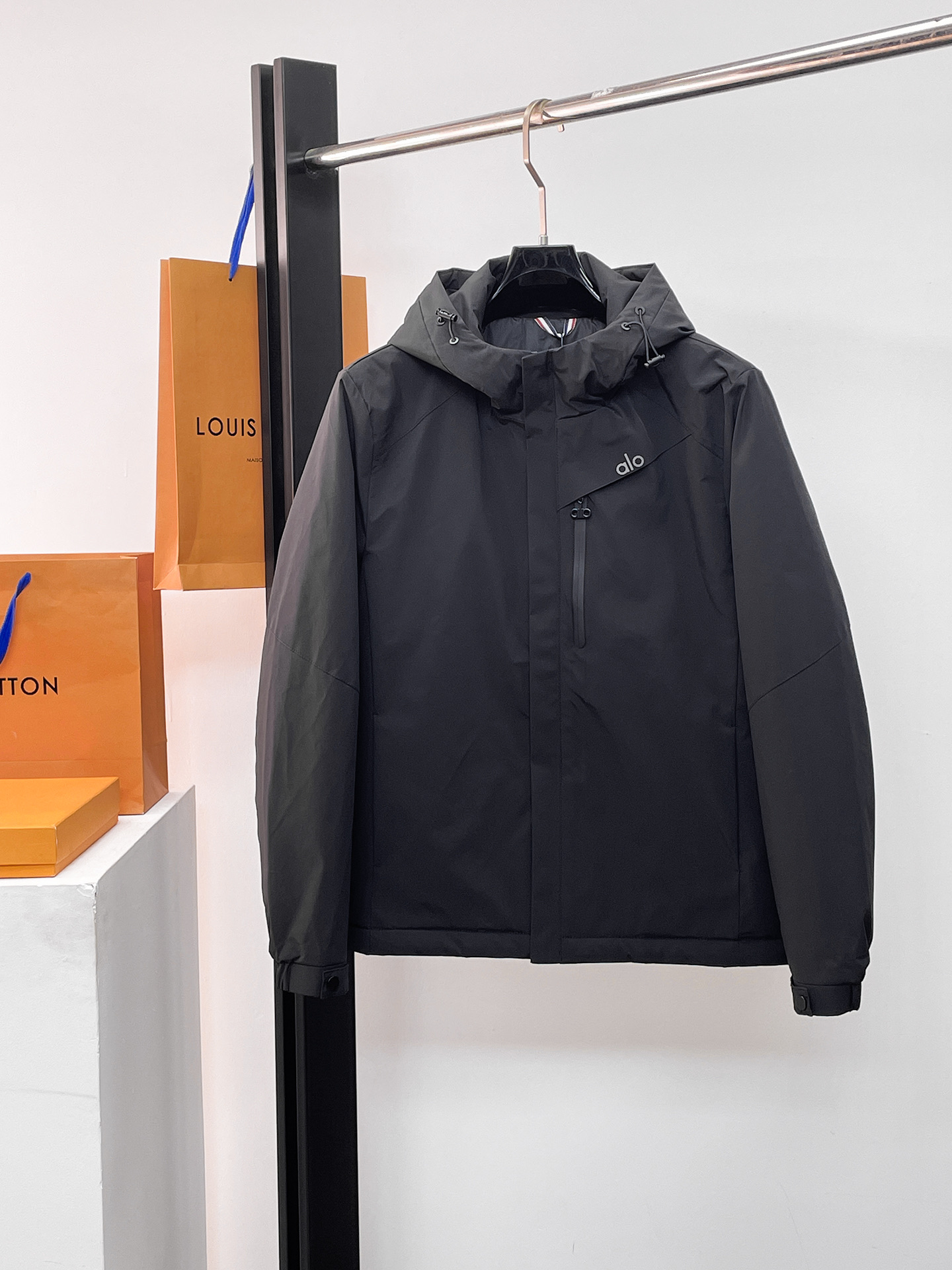 NO:662262,alo's 2025ss new winter down jacket with all three standards, the new product on the show is in perfect condition, comfortable and warm, the color is full and attractive, the design is very outstanding, it can easily enhance the fashion sense, the workmanship is extremely sophisticated and rigorous, and the wiring is neat and meticulous!  A masterpiece from a famous designer!  The upper body does not look bloated and is super handsome!  Available sizes M ~ XXXL,,jackets & coats,down jacket, 19860909alo 三标齐全 2025ss冬季新款羽绒棉服外套,秀场新品品相非常完美,舒适保暖,色泽饱满诱人,非常出彩的设计,轻松将时髦感进阶,做工极为考究严谨,走线工整细致！大牌设计师巨作！上身不显臃肿、超级帅气！现货码数M ～ XXXL,,jackets & coats,down jacket, ,Men's clothing