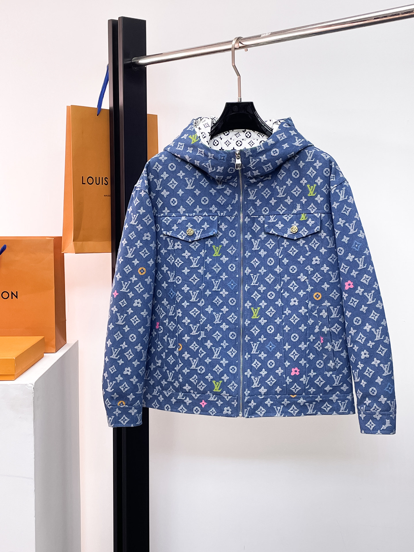 NO:662267,LV 2025 autumn and winter new down jacket. This is known as the most expensive down jacket in the world, all 90 down. With a classic logo combination, it is full of visual impact at first sight. It has better thermal insulation performance, is light and not heavy, and has good loft recovery after compression, and it can gather heat and lock in temperature!  Personalized color matching design, fresh and energetic!  There are too many versions circulating in the market. In addition to the different fabrics and workmanship, the biggest difference is that the filling is not goose down at all but feather silk or velvet, etc., and it is not easy to distinguish for those who don’t understand. In addition, the fabrics and workmanship are definitely not of the same level. In short, look for us and you will never go astray. All the exclusive full colors are purchased from genuine development. If you understand the quality of our down jackets, you can safely recommend it with your eyes closed. The three standards are complete!  Uniform series for men and women!  Size M-3XL. Maximum wear is 195 pounds.,,louis vuitton,down jacket, 19860909LV 2025秋冬新款羽绒服.这款号称羽绒服届最贵的,全部90绒的.带着经典的Logo组合搭配,第一眼看到就是满满的视觉冲击,保暖性能更出色,轻便不厚重,且压缩后的蓬松度恢复性好,聚热锁温！个性的拼色设计,清新有活力！市面流通的版本实在太多了,除了面料做工不同外,最大的区别就是填充物根本不是鹅绒而是羽丝或手感绒等等,而不懂的根本不容易区分.另外面料和做工也绝对不是一个级别,总之认准我们,让你绝对不跑偏,独家全色全部购入正版开发,懂我们家羽绒服质量的,完全可以放心闭眼推.三标齐全！男女同款系列！码数M-3XL.最大穿到195斤.,,louis vuitton,down jacket, ,Men's clothing