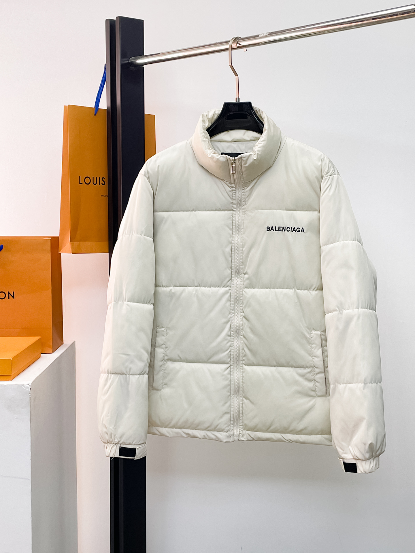 NO:662244,Balenciaga's 2025ss new winter down jacket with all three standards, the new product on the show is in perfect condition, comfortable and warm, the color is full and attractive, the design is very brilliant, it can easily enhance the sense of fashion, the workmanship is extremely sophisticated and rigorous, and the wiring is neat and meticulous!  A masterpiece from a famous designer!  The upper body does not look bloated and is super handsome!  Available sizes M ~ XXXL,,balenciaga,jackets & coats,down jacket, 19860909巴黎世家 三标齐全 2025ss冬季新款羽绒棉服外套,秀场新品品相非常完美,舒适保暖,色泽饱满诱人,非常出彩的设计,轻松将时髦感进阶,做工极为考究严谨,走线工整细致！大牌设计师巨作！上身不显臃肿、超级帅气！现货码数M ～ XXXL,,balenciaga,jackets & coats,down jacket, ,Men's clothing