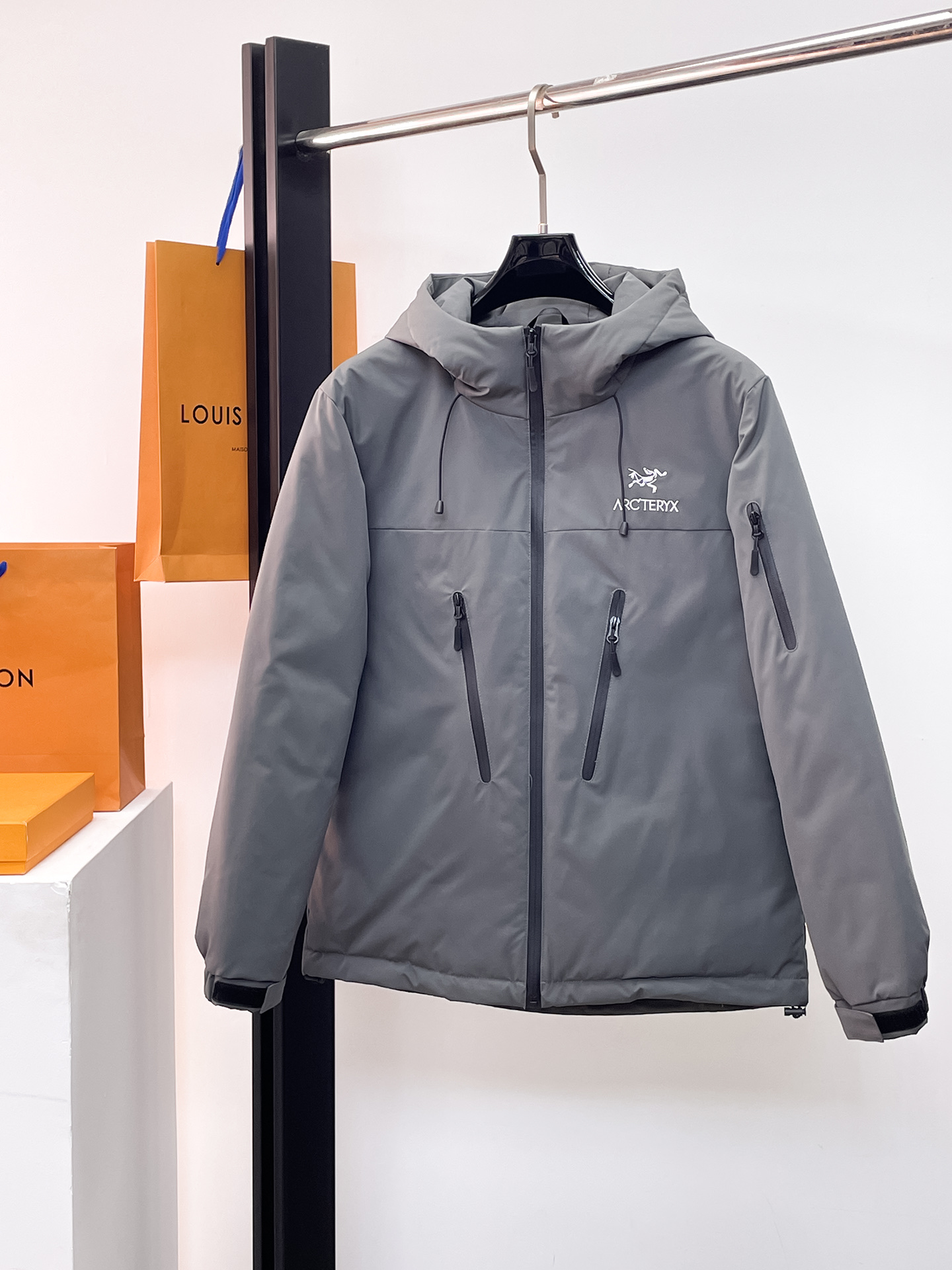 NO:662272,Arc'teryx's new 2025 autumn and winter down jacket. This is known as the most expensive down jacket in the world, all 90 down. With a classic logo combination, it is full of visual impact at first sight. It has better thermal insulation performance, is light and not heavy, and has good loft recovery after compression, and it can gather heat and lock in temperature!  Personalized color matching design, fresh and energetic!  There are too many versions circulating in the market. In addition to the different fabrics and workmanship, the biggest difference is that the filling is not goose down at all but feather silk or velvet, etc., and it is not easy to distinguish for those who don’t understand. In addition, the fabrics and workmanship are definitely not of the same level. In short, look for us and you will never go astray. All the exclusive full colors are purchased from genuine development. If you understand the quality of our down jackets, you can safely recommend it with your eyes closed. The three standards are complete!  Uniform series for men and women!  Size M-3XL. Maximum wear is 195 pounds.,arc'teryx,down jacket, 19860909始祖鸟 2025秋冬新款羽绒服.这款号称羽绒服届最贵的,全部90绒的.带着经典的Logo组合搭配,第一眼看到就是满满的视觉冲击,保暖性能更出色,轻便不厚重,且压缩后的蓬松度恢复性好,聚热锁温！个性的拼色设计,清新有活力！市面流通的版本实在太多了,除了面料做工不同外,最大的区别就是填充物根本不是鹅绒而是羽丝或手感绒等等,而不懂的根本不容易区分.另外面料和做工也绝对不是一个级别,总之认准我们,让你绝对不跑偏,独家全色全部购入正版开发,懂我们家羽绒服质量的,完全可以放心闭眼推.三标齐全！男女同款系列！码数M-3XL.最大穿到195斤.,arc'teryx,down jacket, ,Men's clothing