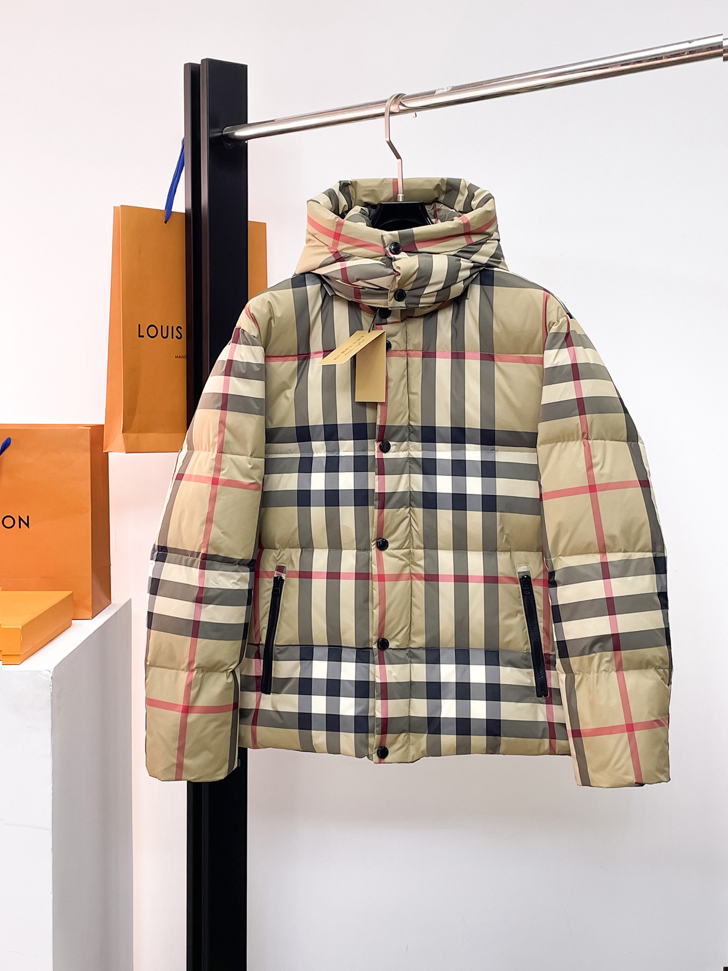 NO:662275,Burberry's new 2025 autumn and winter down jacket. This is known as the most expensive down jacket in the world, all 90 down. With a classic logo combination, it is full of visual impact at first sight. It has better thermal insulation performance, is light and not heavy, and has good loft recovery after compression, and it can gather heat and lock in temperature!  Personalized color matching design, fresh and energetic!  There are too many versions circulating in the market. In addition to the different fabrics and workmanship, the biggest difference is that the filling is not goose down at all but feather silk or velvet, etc., and it is not easy to distinguish for those who don’t understand. In addition, the fabrics and workmanship are definitely not of the same level. In short, look for us and you will never go astray. All the exclusive full colors are purchased from genuine development. If you understand the quality of our down jackets, you can safely recommend it with your eyes closed. The three standards are complete!  Uniform series for men and women!  Size M-3XL. Maximum wear is 195 pounds.,,burberry,down jacket, 19860909巴宝莉 2025秋冬新款羽绒服.这款号称羽绒服届最贵的,全部90绒的.带着经典的Logo组合搭配,第一眼看到就是满满的视觉冲击,保暖性能更出色,轻便不厚重,且压缩后的蓬松度恢复性好,聚热锁温！个性的拼色设计,清新有活力！市面流通的版本实在太多了,除了面料做工不同外,最大的区别就是填充物根本不是鹅绒而是羽丝或手感绒等等,而不懂的根本不容易区分.另外面料和做工也绝对不是一个级别,总之认准我们,让你绝对不跑偏,独家全色全部购入正版开发,懂我们家羽绒服质量的,完全可以放心闭眼推.三标齐全！男女同款系列！码数M-3XL.最大穿到195斤.,,burberry,down jacket, ,Men's clothing