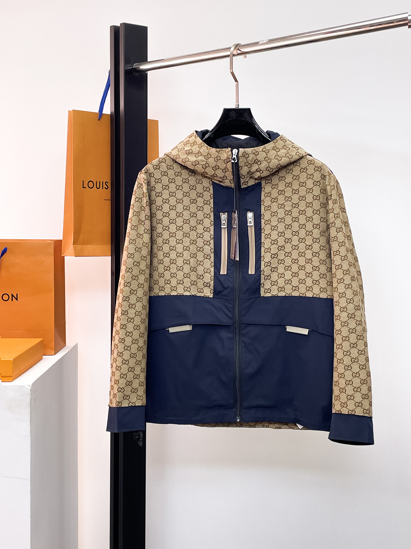 NO:662144,Same style as Gucci official website, on sale in advance!  2025ss new men's jacket, original three-standard high-end version!  With hidden hood, custom-made fabrics at the counter, highly breathable and comfortable, impeccable details, brand element design concept, reflecting high quality. It feels delicate and soft!  It presents a casual cut and the upper body shape is awesome!  Size M～3XL, maximum wear is 195kg.,,jackets & coats,jackets & coats,hats, 19860909古奇 官网同款,提前发售！2025ss新款男士夹克外套,原单三标齐全高端版本！带隐藏帽,专柜定制面料 透气舒适度高,细节无可挑剔,品牌元素设计理念,体现高品质.手感细腻柔软！呈现休闲裁剪,上身版型超赞！码数M～3XL,最大穿195斤.,,jackets & coats,jackets & coats,hats, ,Men's clothing