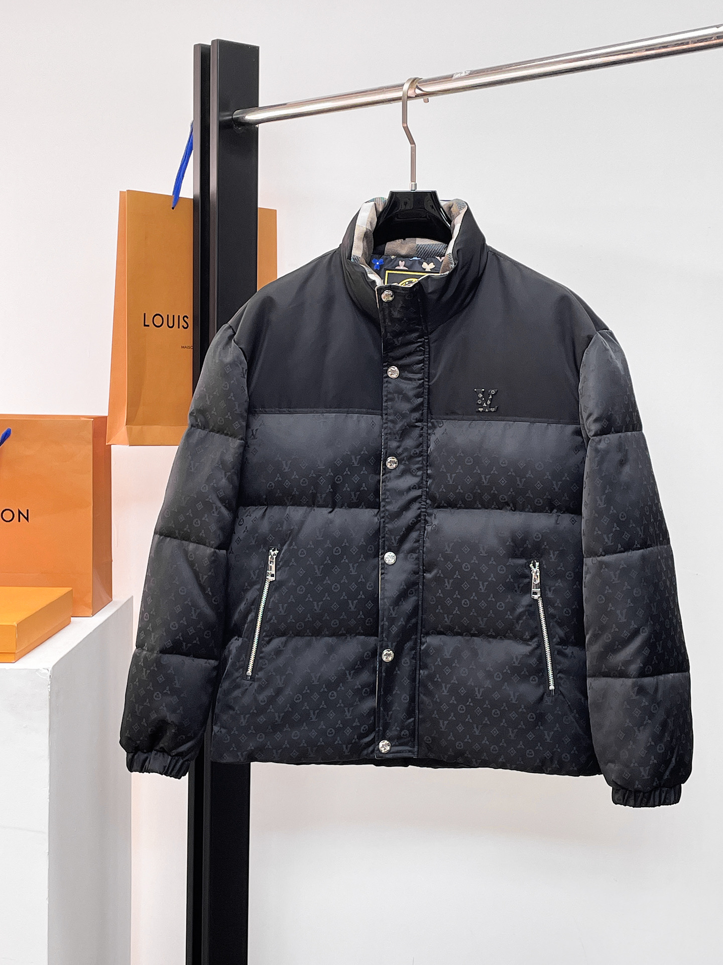 NO:662261,LV three-standard complete 2025ss winter new down jacket, the new product on the show is in perfect condition, comfortable and warm, the color is full and attractive, the design is very outstanding, it can easily enhance the fashion sense, the workmanship is extremely sophisticated and rigorous, and the wiring is neat and meticulous!  A masterpiece from a famous designer!  The upper body does not look bloated and is super handsome!  Available sizes M ~ XXXL,,louis vuitton,jackets & coats,down jacket, 19860909LV 三标齐全 2025ss冬季新款羽绒棉服外套,秀场新品品相非常完美,舒适保暖,色泽饱满诱人,非常出彩的设计,轻松将时髦感进阶,做工极为考究严谨,走线工整细致！大牌设计师巨作！上身不显臃肿、超级帅气！现货码数M ～ XXXL,,louis vuitton,jackets & coats,down jacket, ,Men's clothing