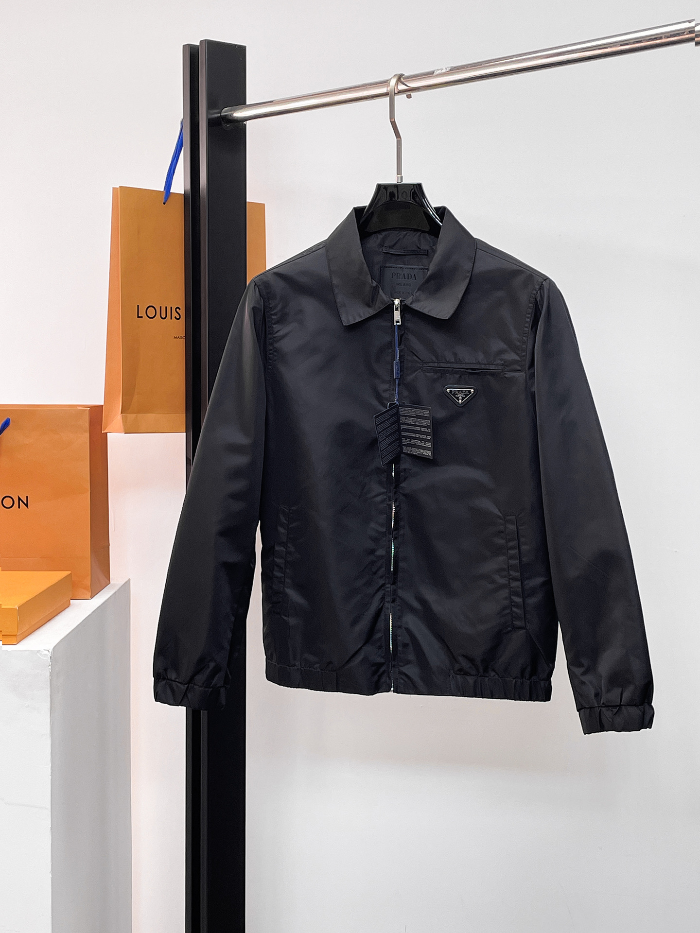 NO:662143,Same style as Prada official website, on sale in advance!  2025ss new men's jacket, original three-standard high-end version!  With hidden hood, custom-made fabrics at the counter, highly breathable and comfortable, impeccable details, brand element design concept, reflecting high quality. It feels delicate and soft!  It presents a casual cut and the upper body shape is awesome!  Size M～3XL, maximum wear is 195kg.,,prada,jackets & coats,jackets & coats,hats, 19860909普拉达 官网同款,提前发售！2025ss新款男士夹克外套,原单三标齐全高端版本！带隐藏帽,专柜定制面料 透气舒适度高,细节无可挑剔,品牌元素设计理念,体现高品质.手感细腻柔软！呈现休闲裁剪,上身版型超赞！码数M～3XL,最大穿195斤.,,prada,jackets & coats,jackets & coats,hats, ,Men's clothing