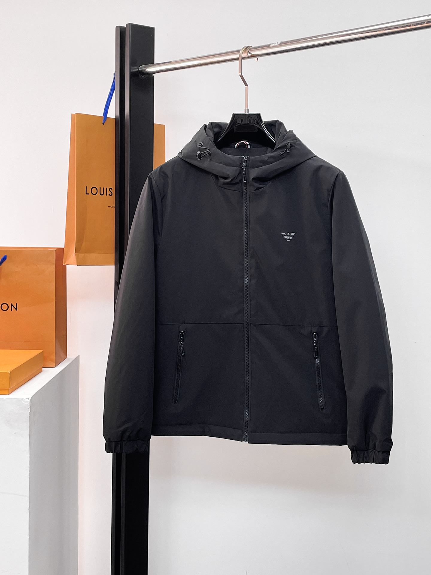 NO:662258,Armani's 2025ss new winter down jacket with three complete standards, the new product on the show is in perfect condition, comfortable and warm, the color is full and attractive, the design is very outstanding, it can easily enhance the sense of fashion, the workmanship is extremely sophisticated and rigorous, and the wiring is neat and meticulous!  A masterpiece from a famous designer!  The upper body does not look bloated and is super handsome!  Available sizes M ~ XXXL,,armani,jackets & coats,down jacket, 19860909阿玛尼 三标齐全 2025ss冬季新款羽绒棉服外套,秀场新品品相非常完美,舒适保暖,色泽饱满诱人,非常出彩的设计,轻松将时髦感进阶,做工极为考究严谨,走线工整细致！大牌设计师巨作！上身不显臃肿、超级帅气！现货码数M ～ XXXL,,armani,jackets & coats,down jacket, ,Men's clothing